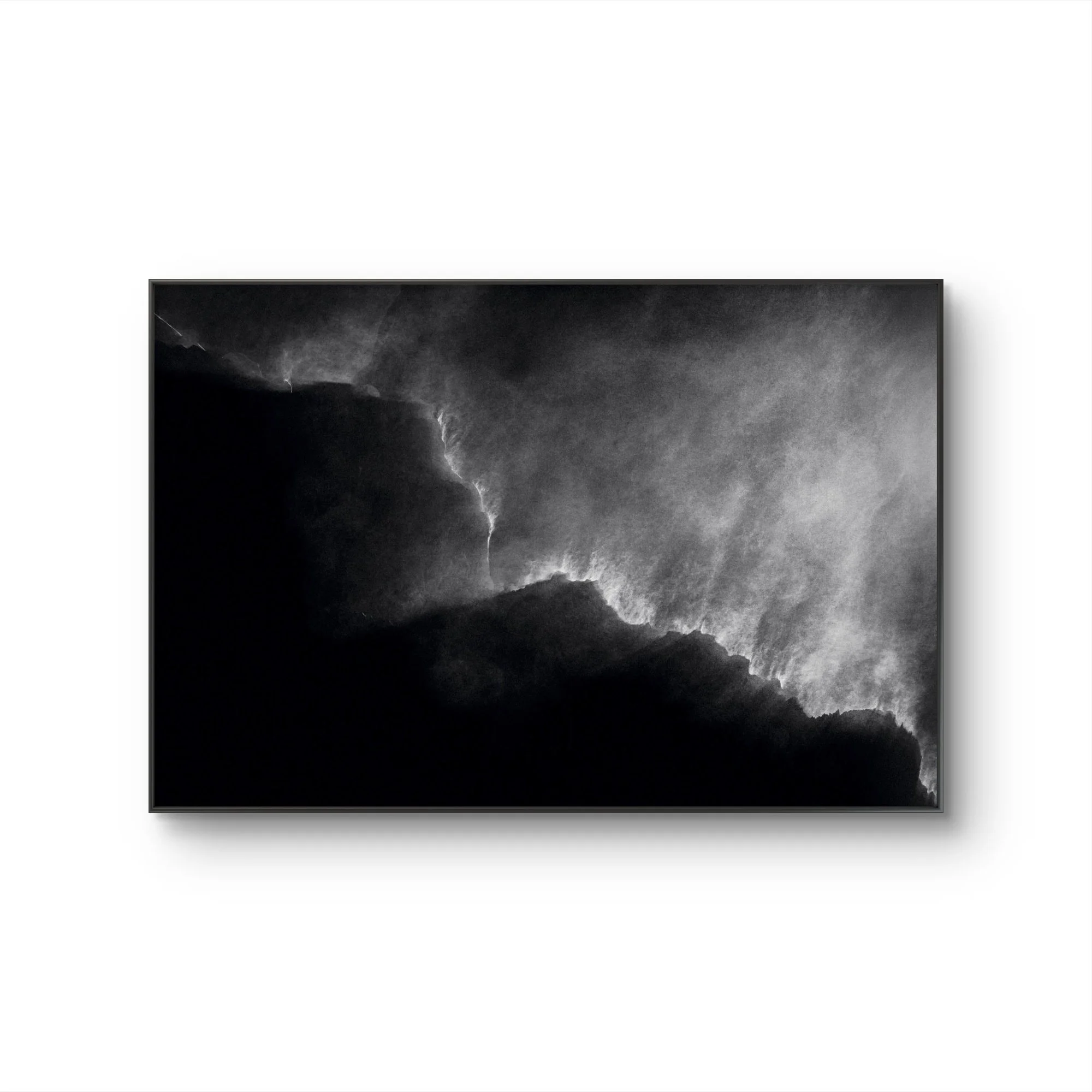 Une image en noir et blanc montrant une tempête ou des nuages orageux dans le ciel.