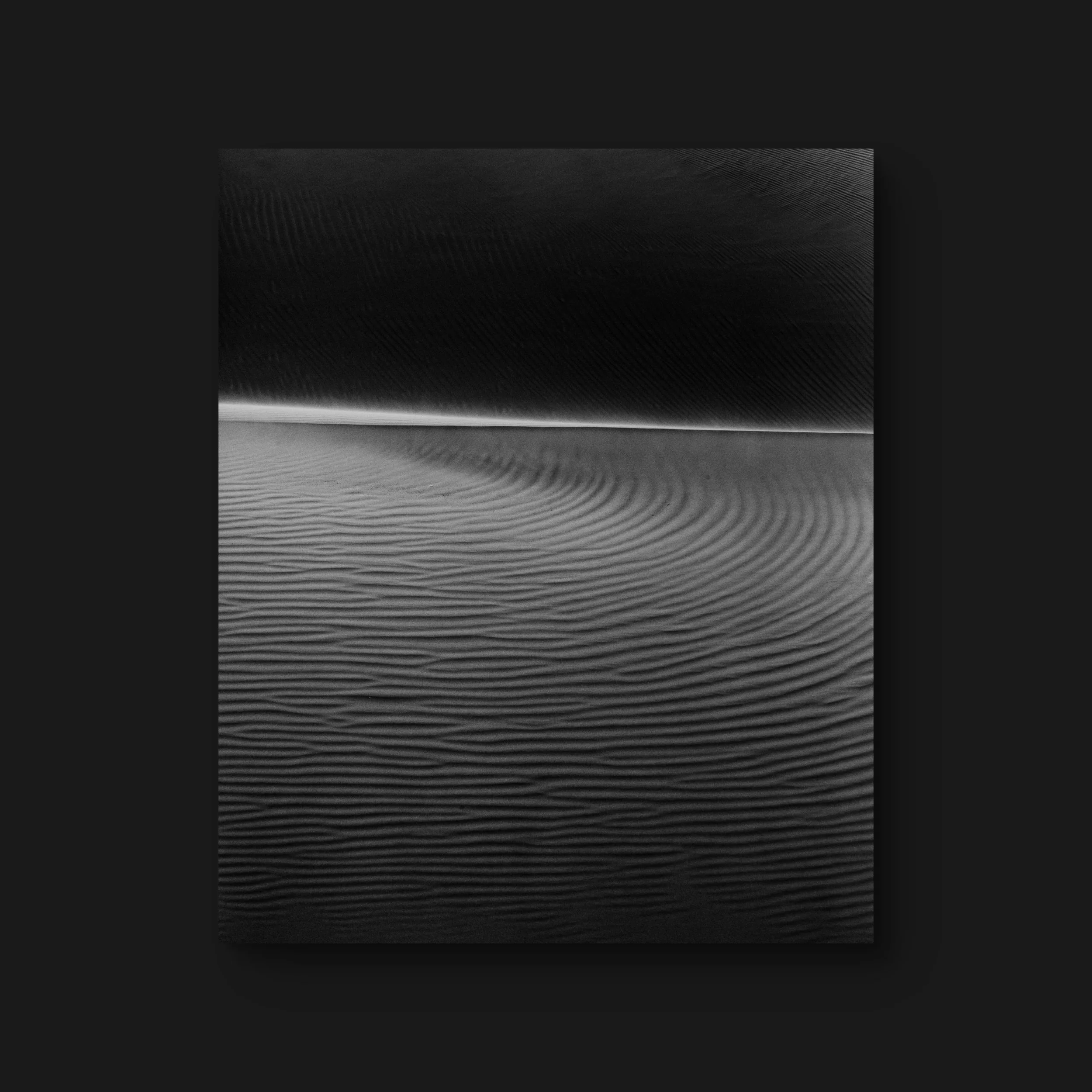 Une surface en noir avec des motifs de lignes et de textures, créant un aspect abstrait et moderne.