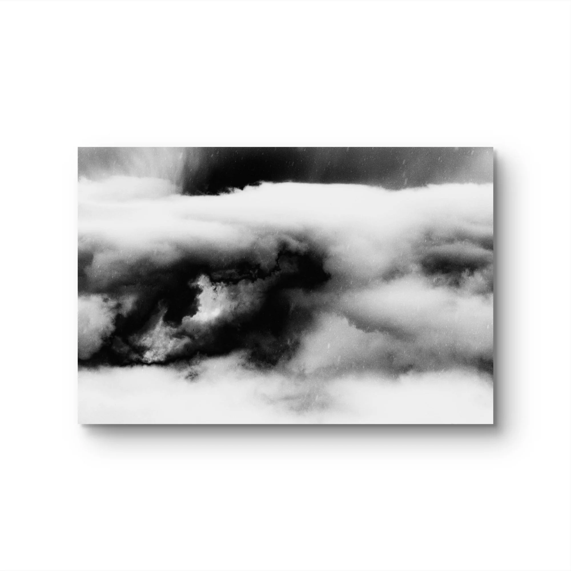 Une photo en noir et blanc de nuages orageux menaçants avec des éclairs dans le ciel.