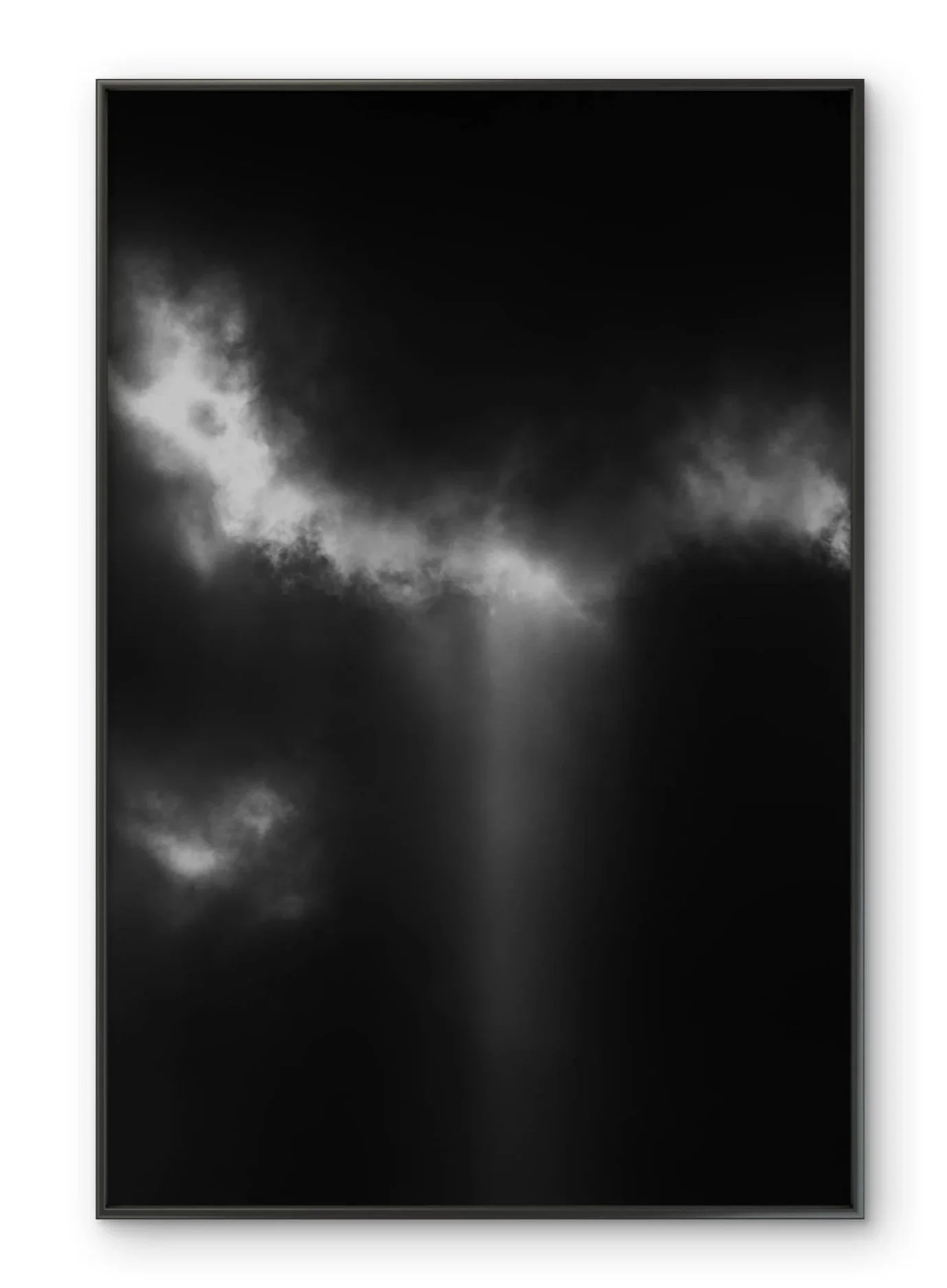 Une photographie en noir et blanc d'un ciel nuageux avec une lumière diffuse
