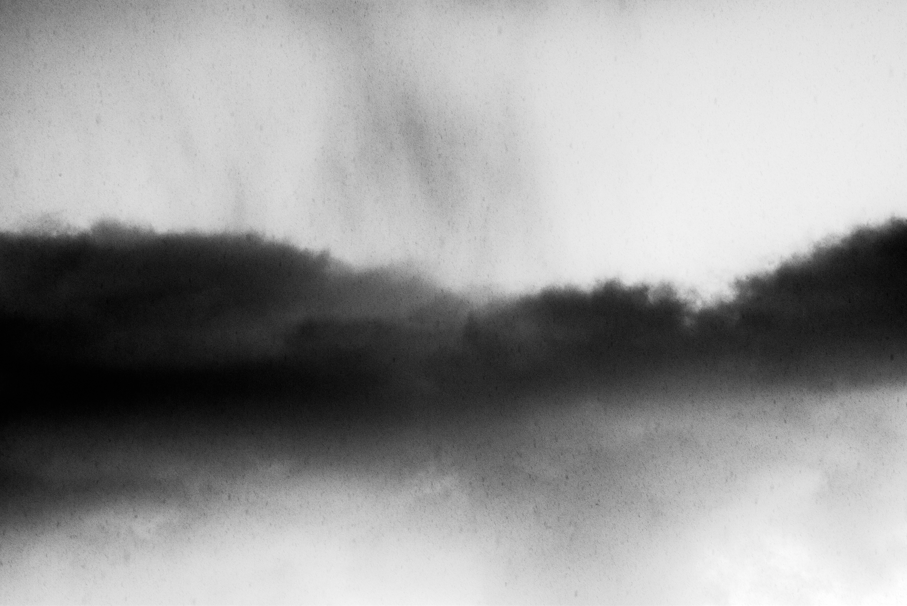Nuages noirs dans un ciel gris, ambiance sombre et orageuse.