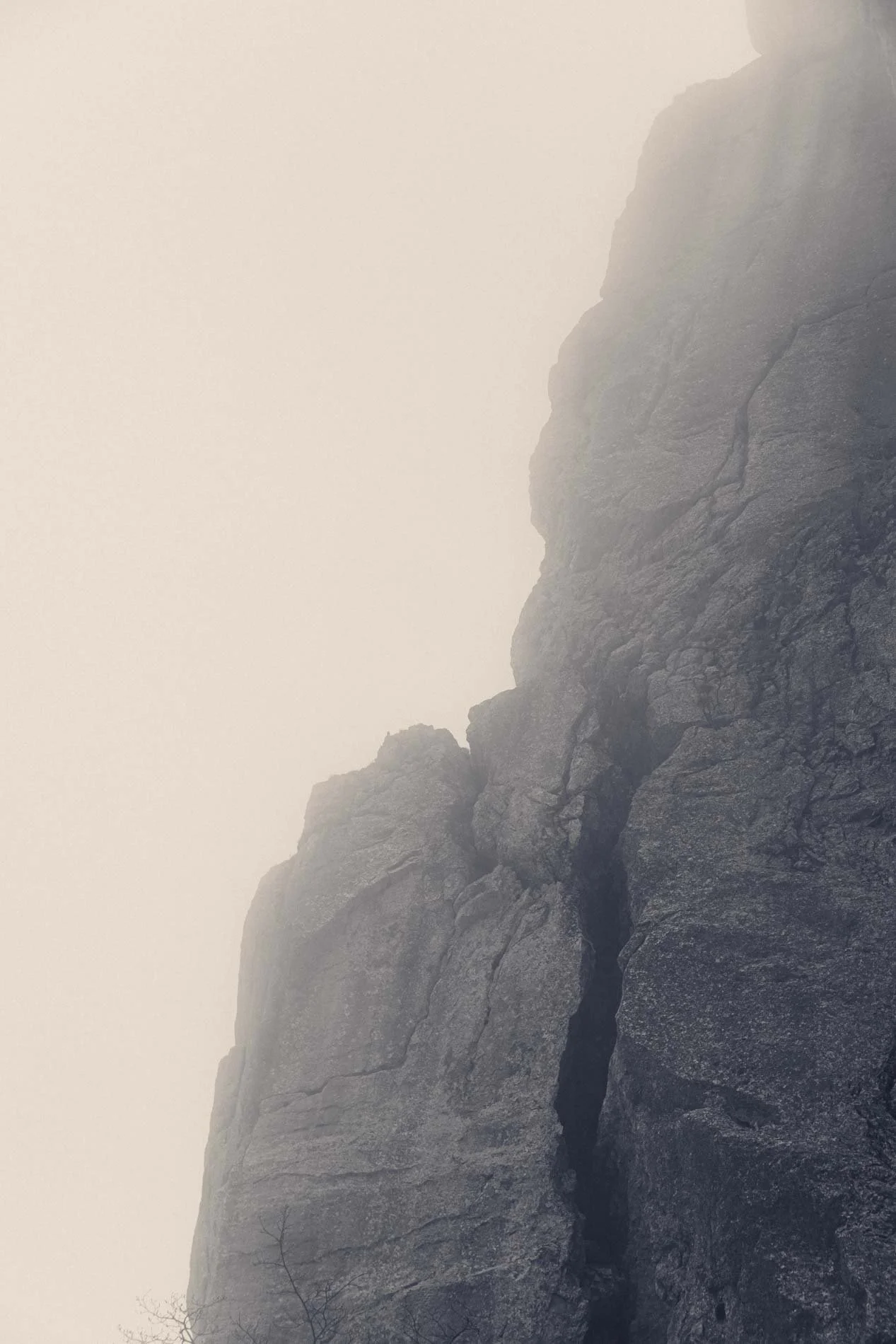 Vue de rochers de montagne dans un brouillard épais.