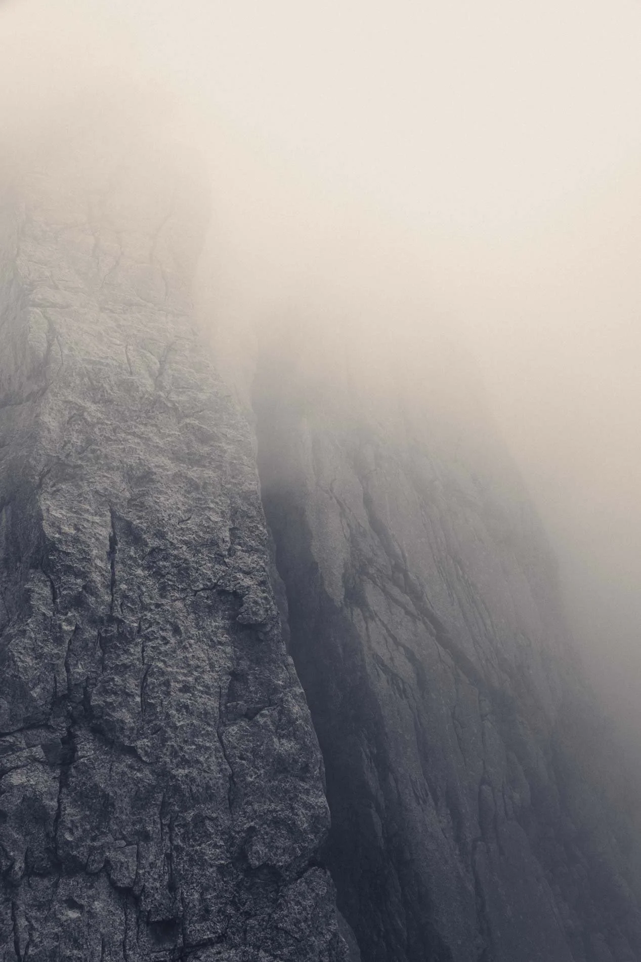 Montagnes rocheuses sous un ciel brumeux