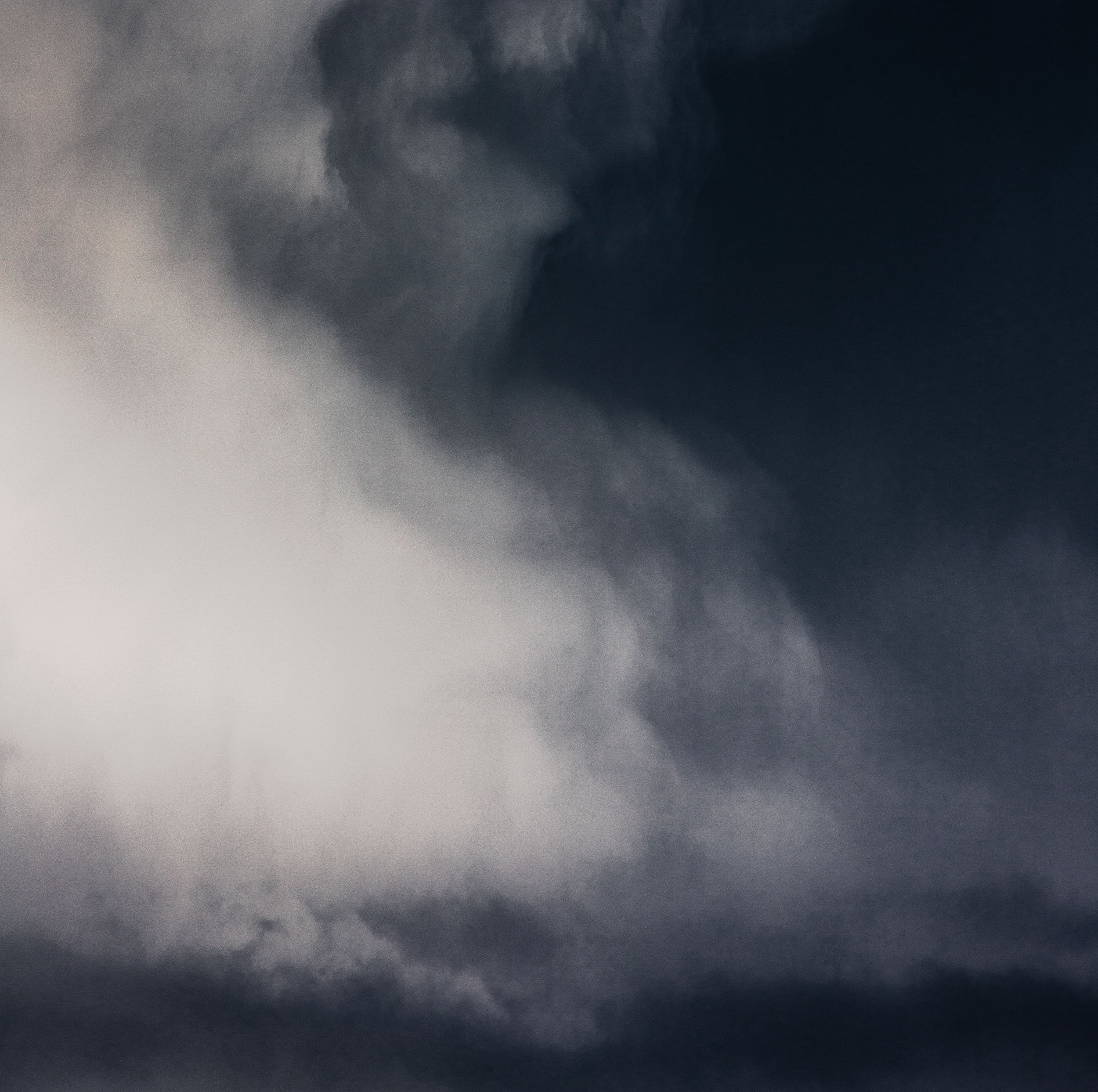 L'image montre un ciel sombre avec des nuages chargés et menaçants, suggérant une tempête ou un orage imminent.