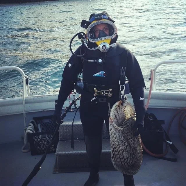 Bettina stand on boat in fill diving gear