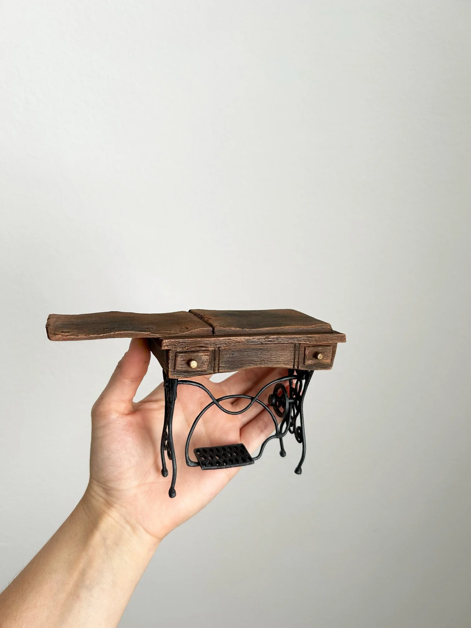 Sewing_table_finished.jpg