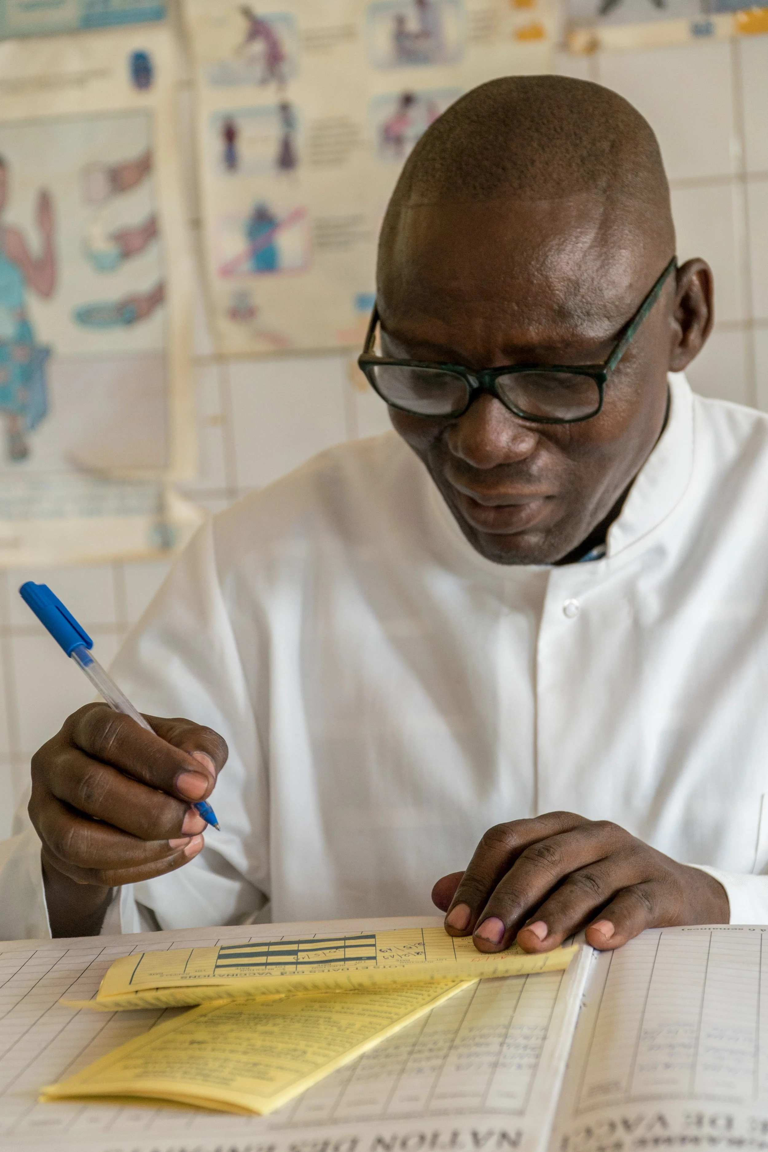 somdiabalo-agnimale-47-is-preparing-a-vaccine-in-the-health-centre-in-binah---reinier-van-oorsouw--unicef-togo----2019_49248772776_o.jpg