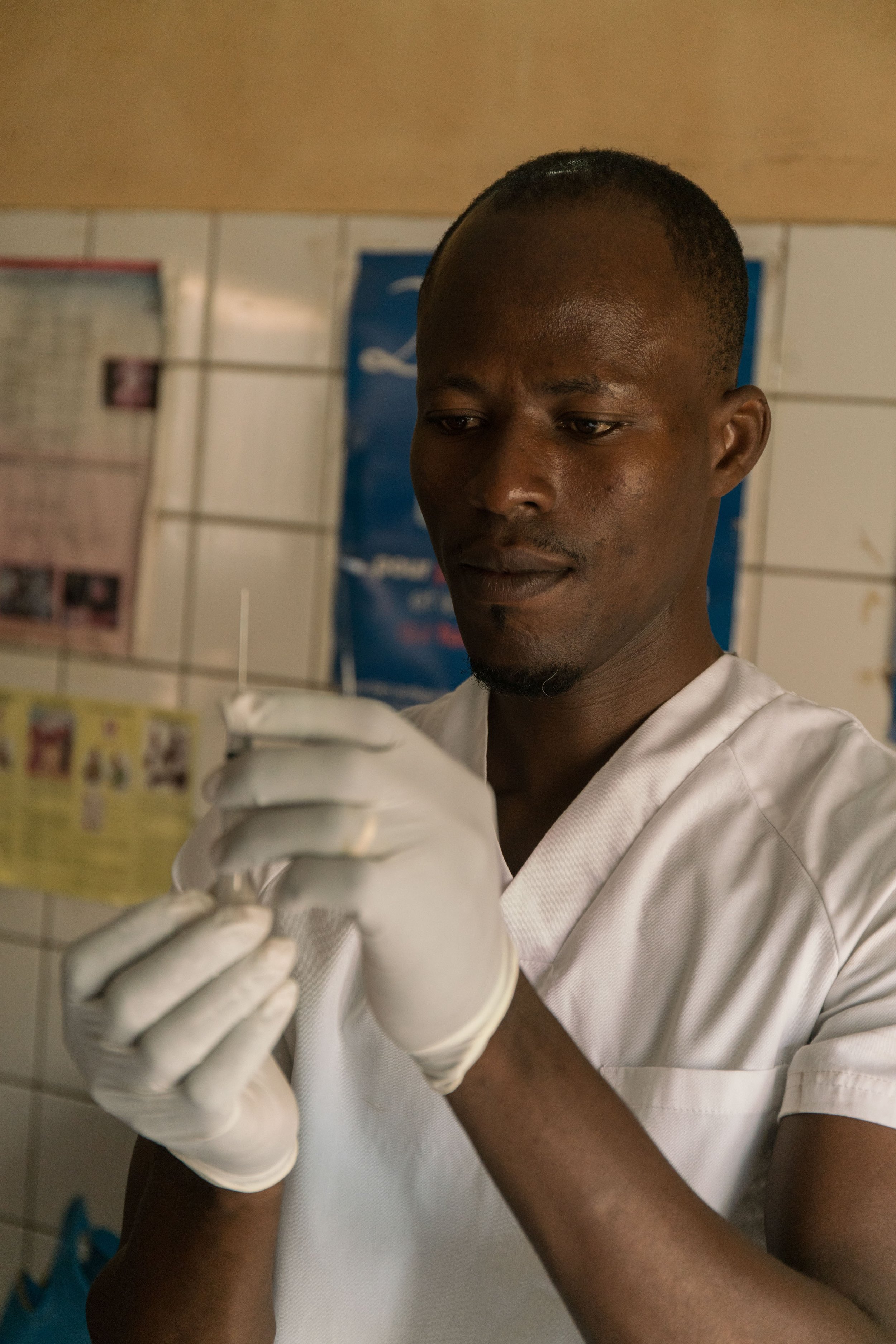 edem-afavi-kwami-preparing-a-vaccination-in-the-community-health-center-in-kpendjal-district---reinier-van-oorsouw--unicef-togo----2019_49333019842_o.jpg
