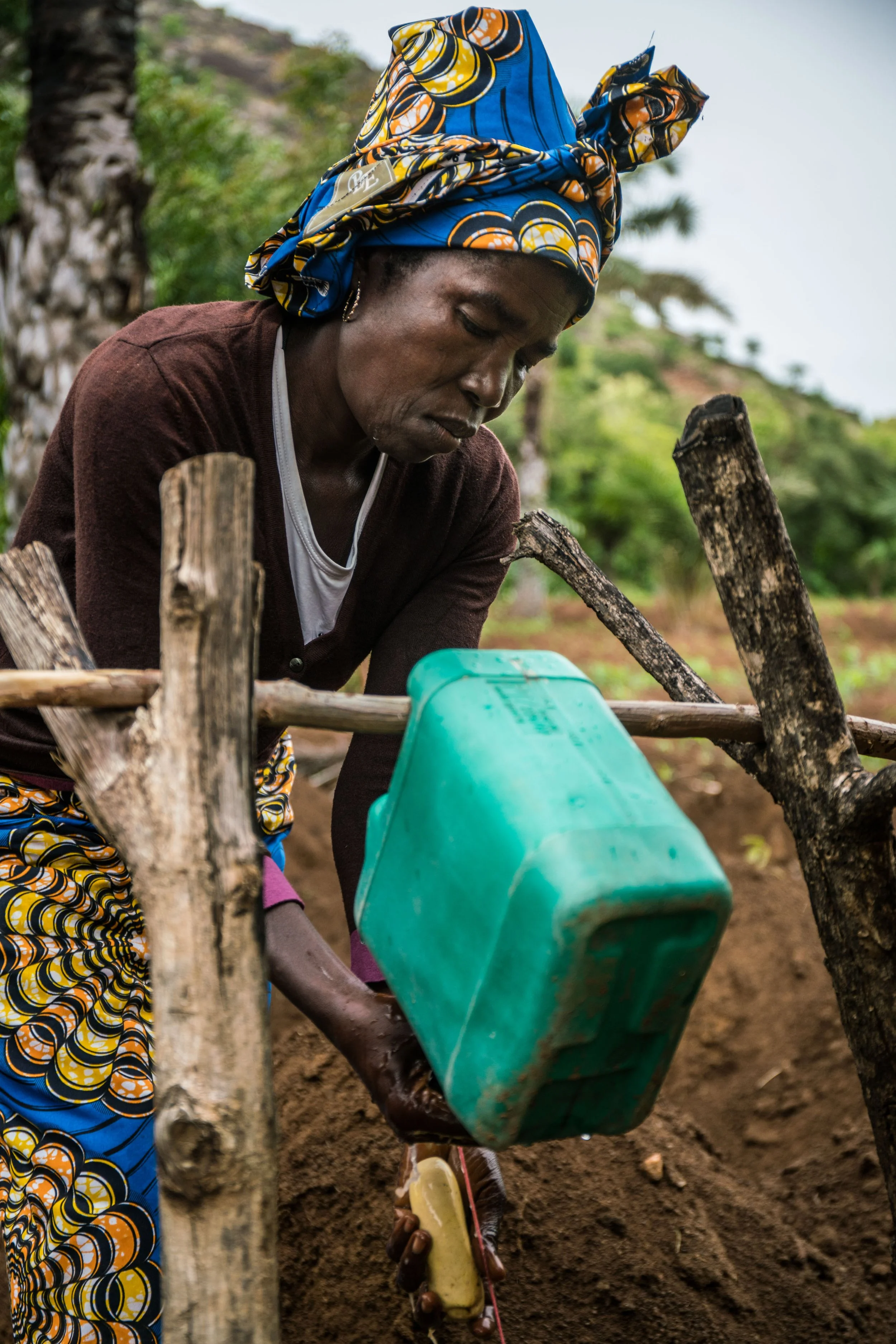beatrice-manga-mana-maissil-43-washing-her-hands-on-a-homemade-handwash-system-after-going-to-the-toliet---anyron---reinier-van-oorsouw--unicef-togo----2019-11_49249034542_o.jpg