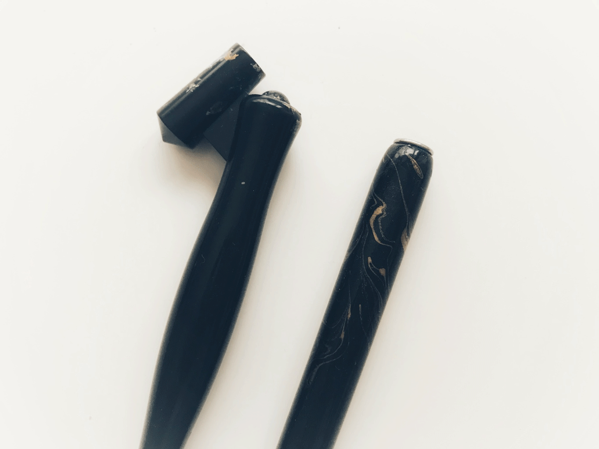 Two types of penholder for calligraphy: oblique or straight