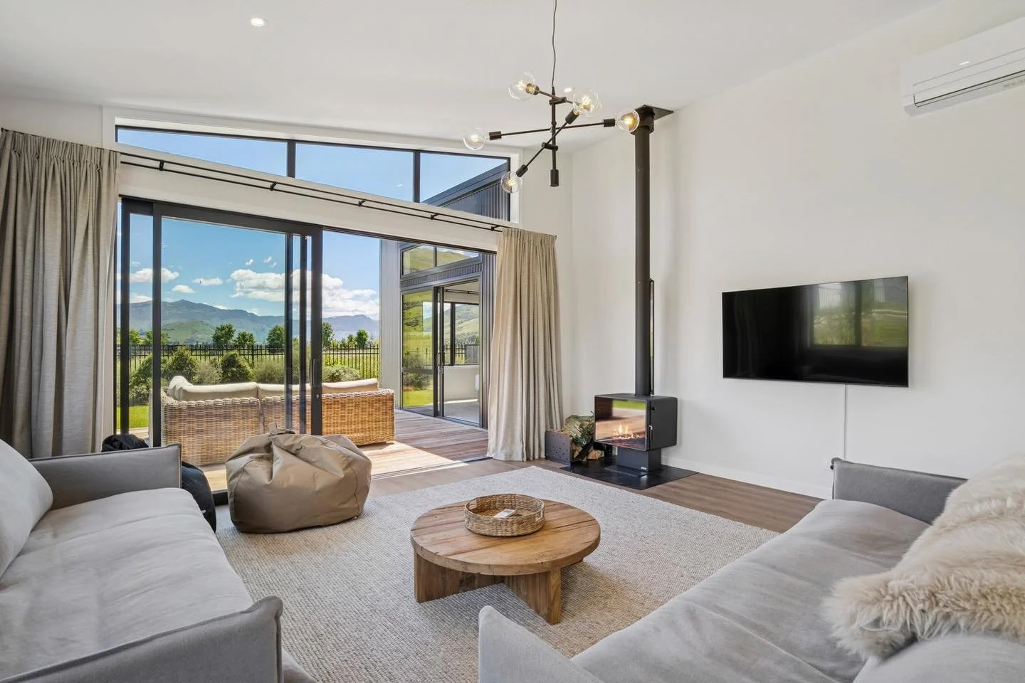 A fresh addition to the portfolio ✨ 

Set in the Hanley&rsquo;s Farm community, Te Muanga Retreat is all about space and comfort with five bedrooms, and mountain views that never get old!

-

#HolidayHomesNZ #Queenstown #BeOurGuest #QueenstownNZ #Sho