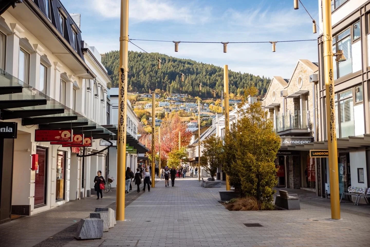 First time in Queenstown? We&rsquo;ve got you covered.

From where to stay and why you might want to venture beyond the town centre, to our favourite foodie spots, what to pack and the things visitors often get wrong. This is our honest, local guide 