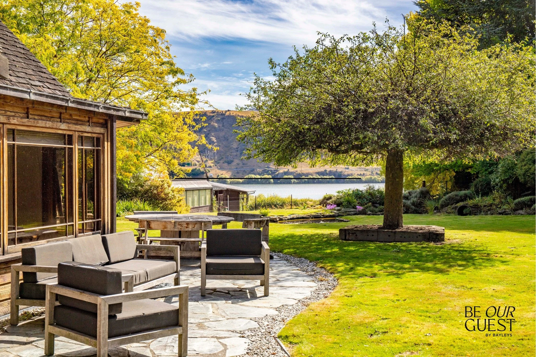 Introducing your next escape at Ayrloch Cottage &mdash; a picturesque Queenstown Retreat that comes with a touch of nature in the backyard 🦆

Perched above the beautiful Lake Hayes with uninterrupted views across Lake Hayes and Coronet Peak, this on