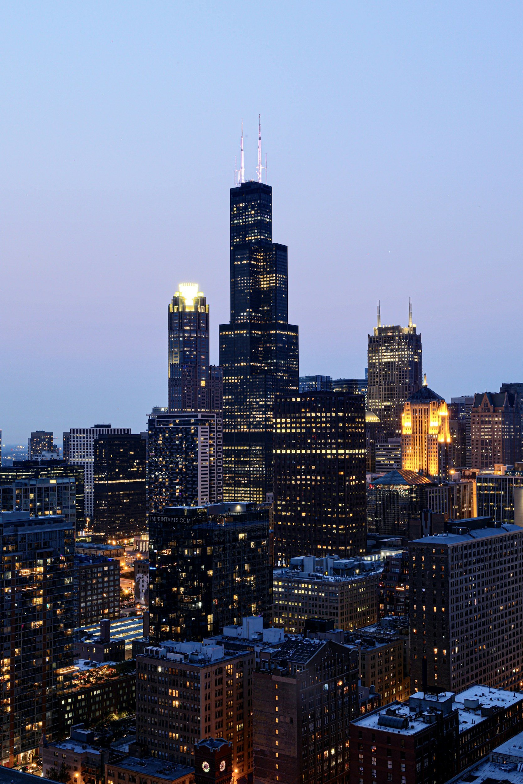 Chicago's litigation skyline views, overlooking the skyline, trade buildings, commercial hubs in the loop.