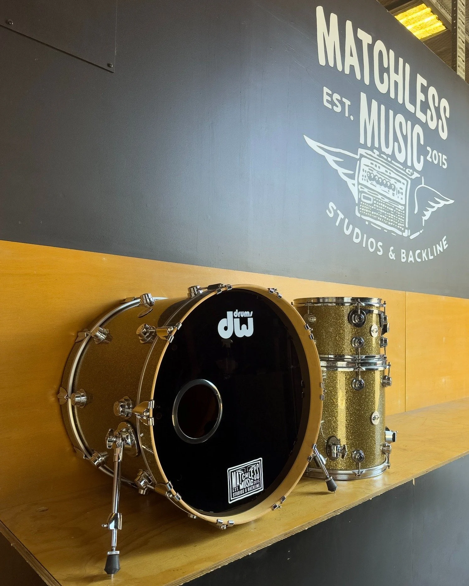 DW Collectors in Gold Glass finish on the road with @leonkechayas for @reecemastinofficial One Night Stands tour this week

#dwdrums #drumworkshop #dw #backline 

@dwpdpdrumsaustralia