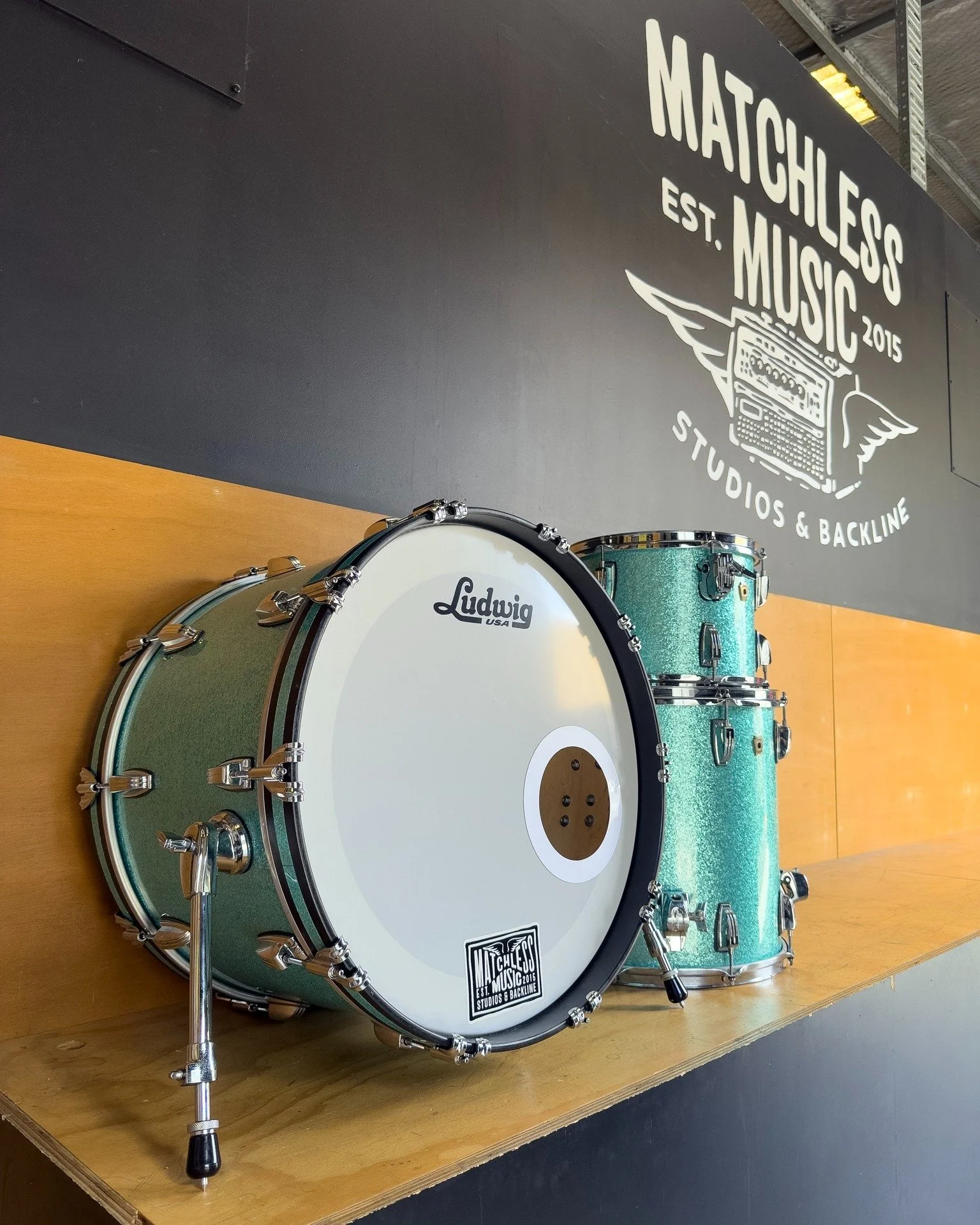 Hows this Ludwig Classic Maple in Turquoise Glitter back from @music.by.lyric's "The Falling First" tour. One of our favourite finishes by far 😍

@ludwigdrumshq  @ludwig_drums_australia 

#ludwig #ludwigdrums #backline #backlinerental