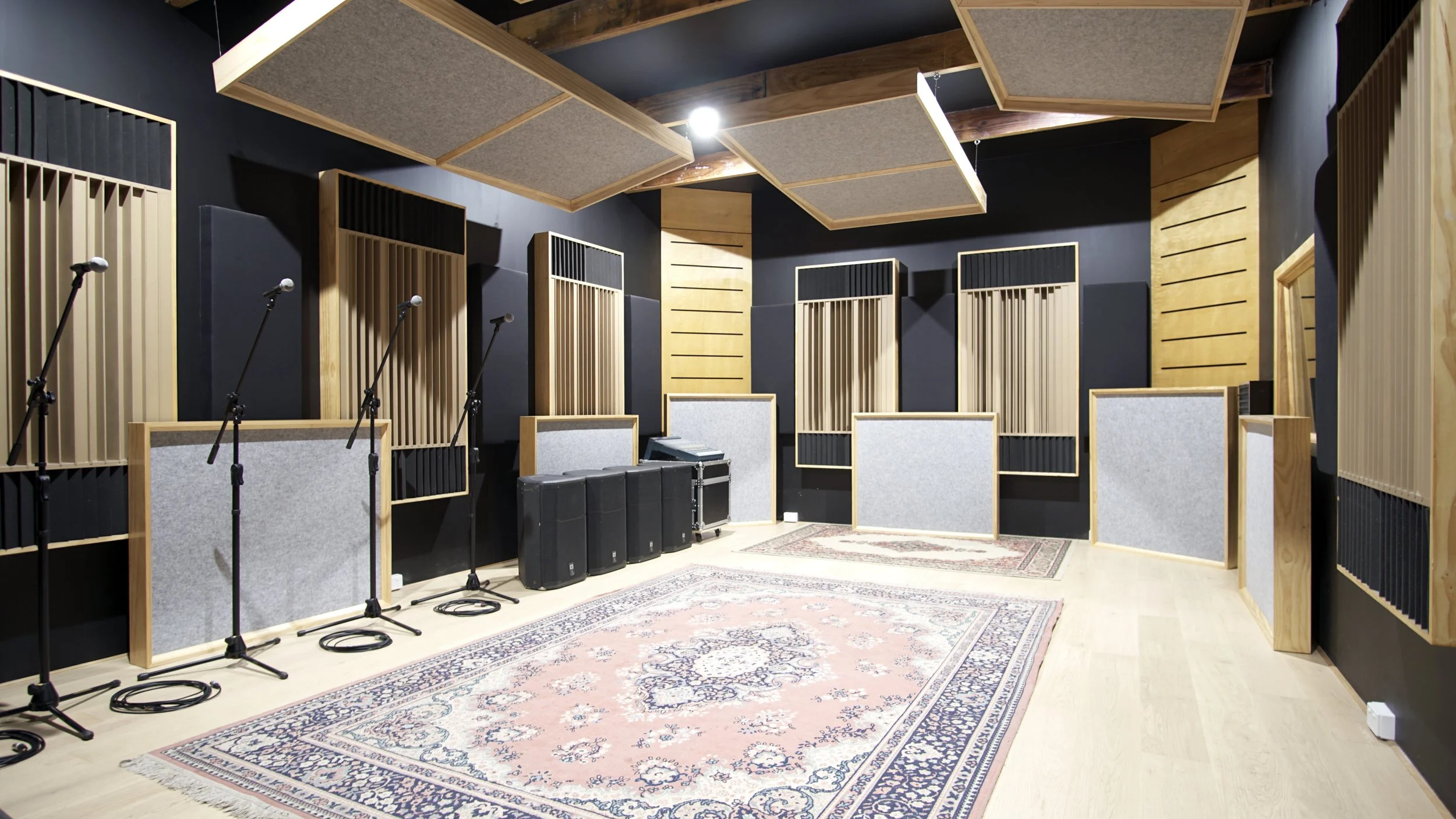 ROOM 5 - LIVE ROOM