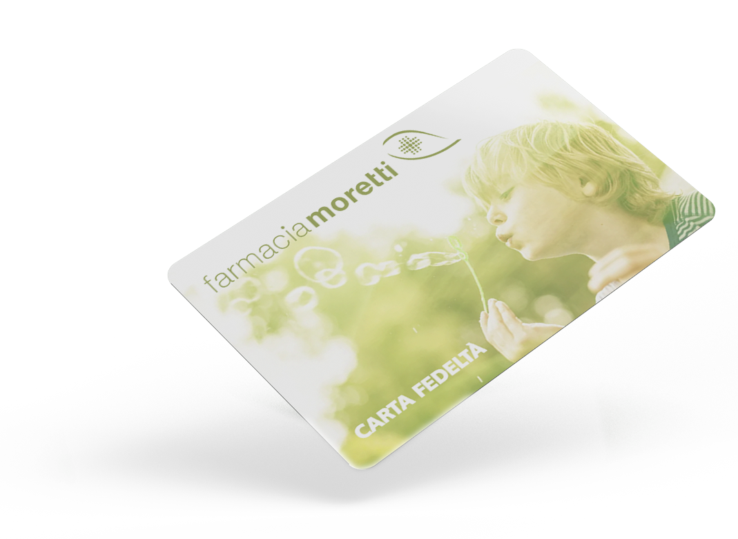 Una carta di fedeltà di Farmacia Moretti con un'immagine di un bambino che soffia bolle di sapone, sfondo verde e bianco.