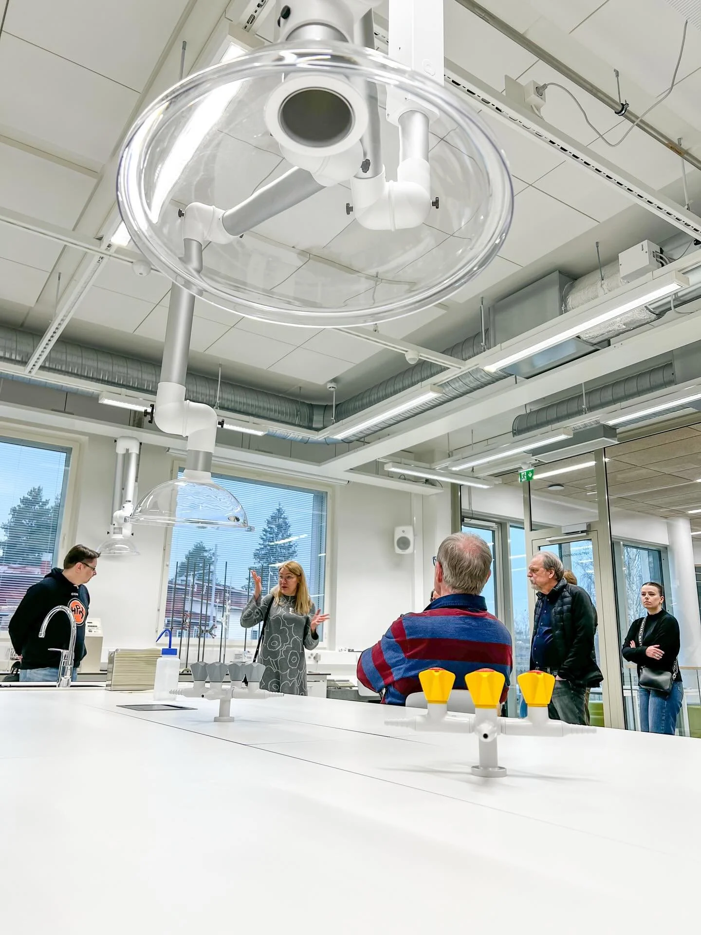 Viime viikolla H&auml;meenlinnan Kokoomus tutustui HAMKin toimintaan ja tiloihin. Saimme kattavan perehdytyksen mm. tutkimustoimintaan ja uusiin innovaatioihin, joita HAMK toteuttaa yhteisty&ouml;ss&auml; erilaisten tahojen kanssa.

Keskustelua k&aum