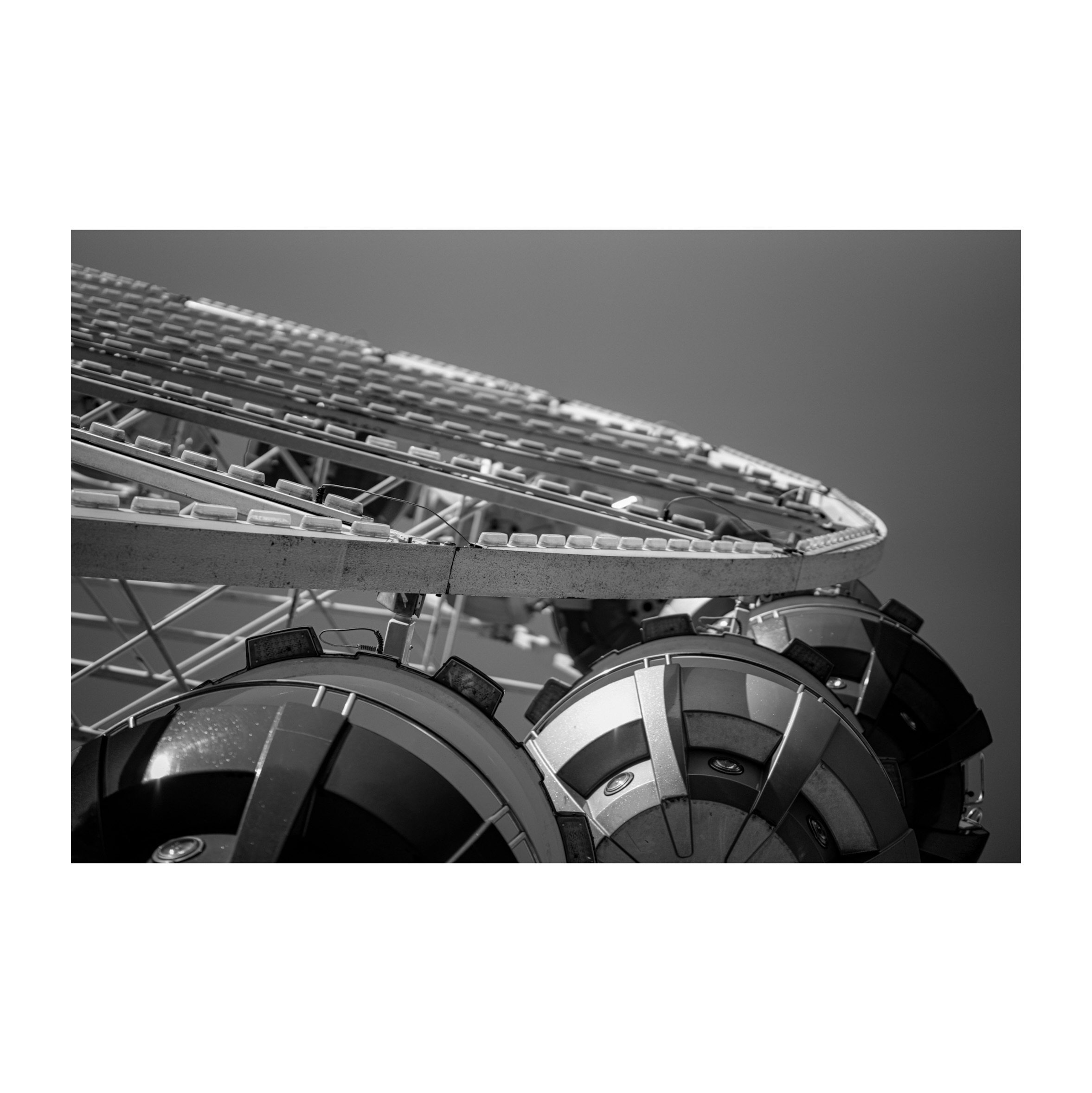 🎡 Jahrmarkt in #blckndwht bietet so viele Kontraste und M&ouml;glichkeiten zur Gestaltung

#blackandwhitephotography 
#portrait_vision 
#availablelight 
#blackandwhitephotos