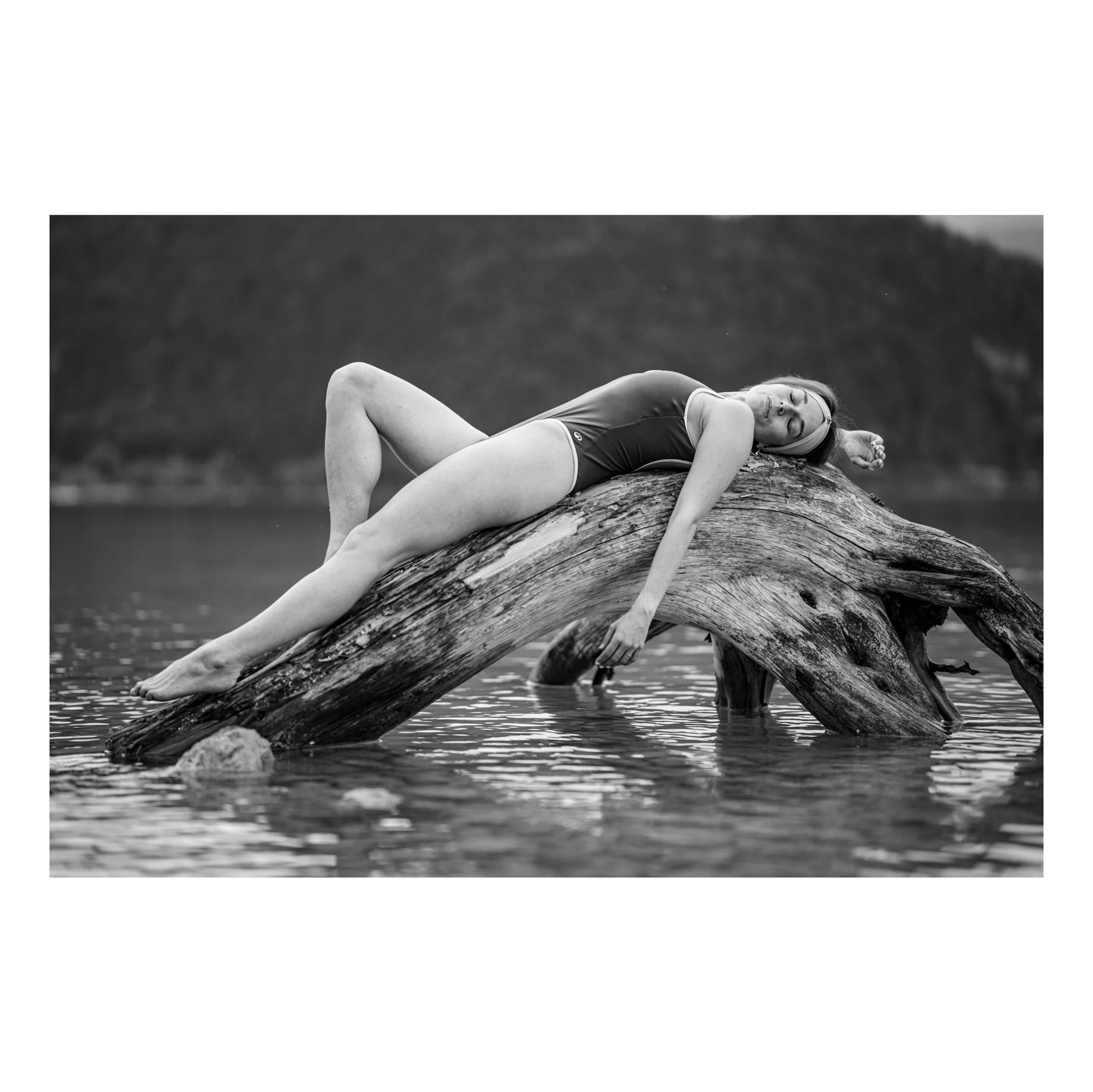 Pola-Shooting - Sports &amp; Swimwear

💃 @sophie__sunshine_ 
📍 @seecamping_appesbach | (47.7314891, 13.4628020)

#blackandwhitephotography 
#portrait_vision 
#availablelight 
#blackandwhitephotos 
#wolfgangsee