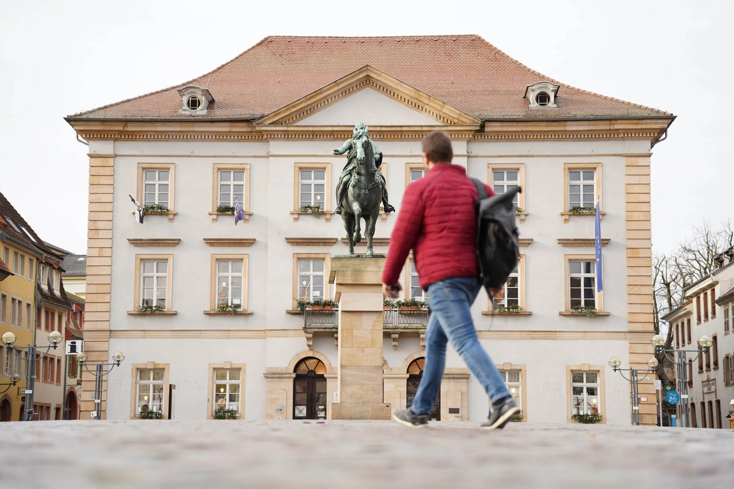 Rathaus - Landau - Reiter - Mann geht vorbei