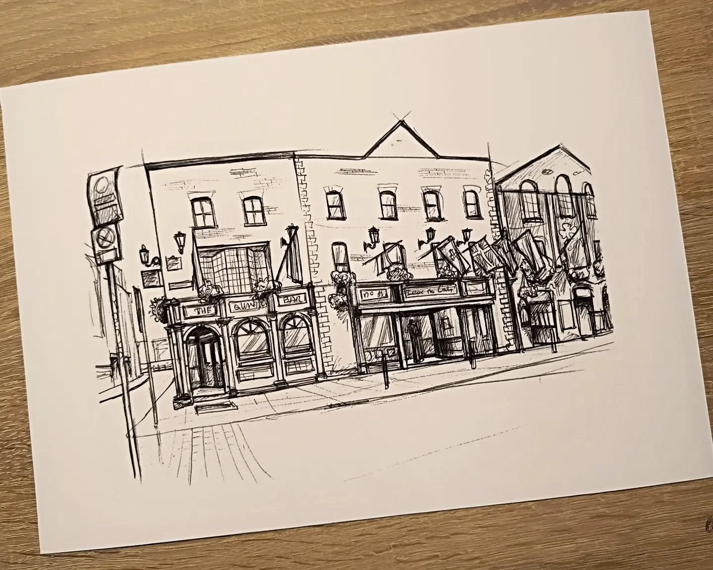 Eine Architekturzeichnung von Anfang des Jahres in Dublin auf dem bekannten Temple Bare Square gezeichnet habe.

Trotz Regen wollte ich mir die Gelegenheit nicht nehmen lassen, die ber&uuml;hmte Dubliner Pubszene und den Quays Pub zu zeichnen. Jetzt 