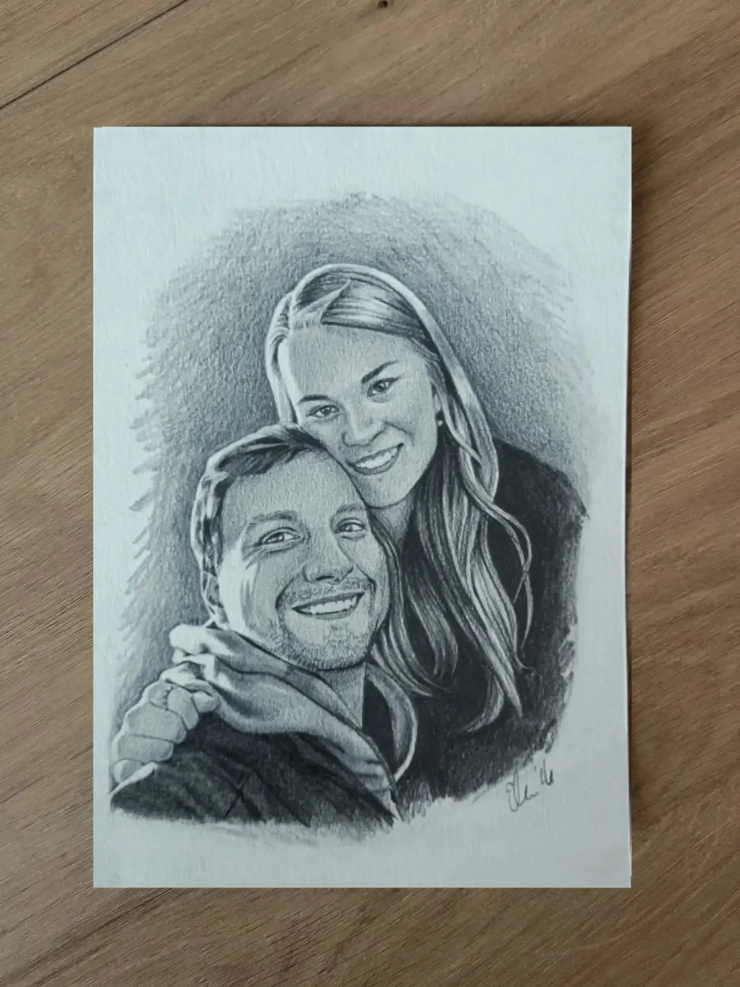 Commission Spotlight #1 

Paar-Portrait auf A5 (14,8x21cm) 

Arbeitsplatz: Im ICE der @deutschebahn von HH nach Karlsruhe (siehe 2. Slide)

Eine Herausforderung bestand darin, dass das Referenzfoto bei Sonnenuntergang aufgenommen wurde. Die Belichtun