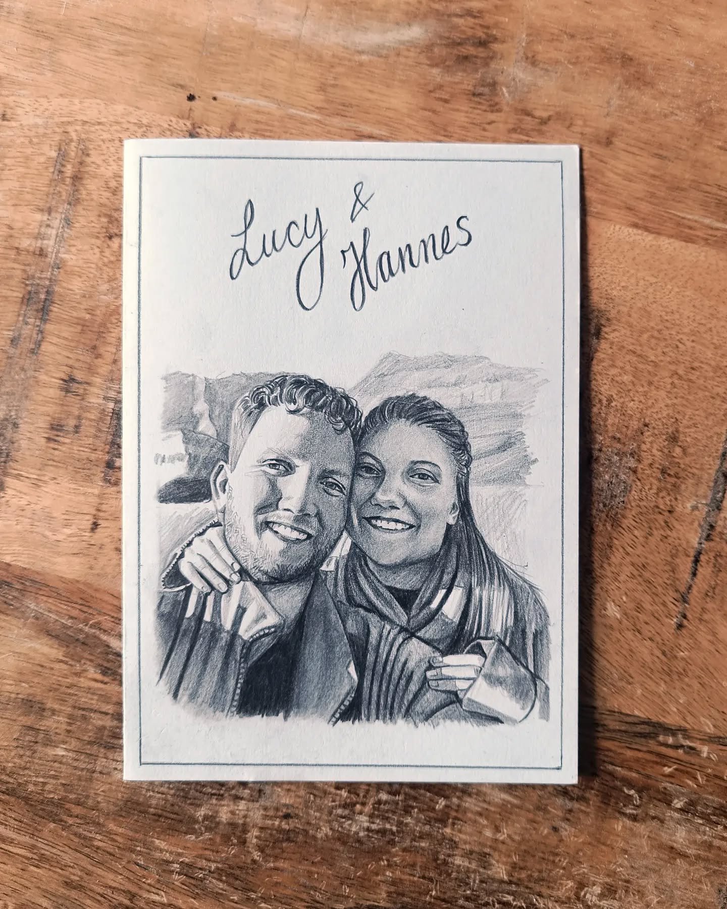 Comission Spotlight #2 

Klappkarte mit Portrait mit Schriftzug, 11x15,5cm

Ein Geschenk zur Hochzeit soll immer etwas Besonderes sein und die Beschenkten an den Tag erinnern - hier f&uuml;r Lucy und Hannes, die definitiv #couplegoals sind. 

Die Kar