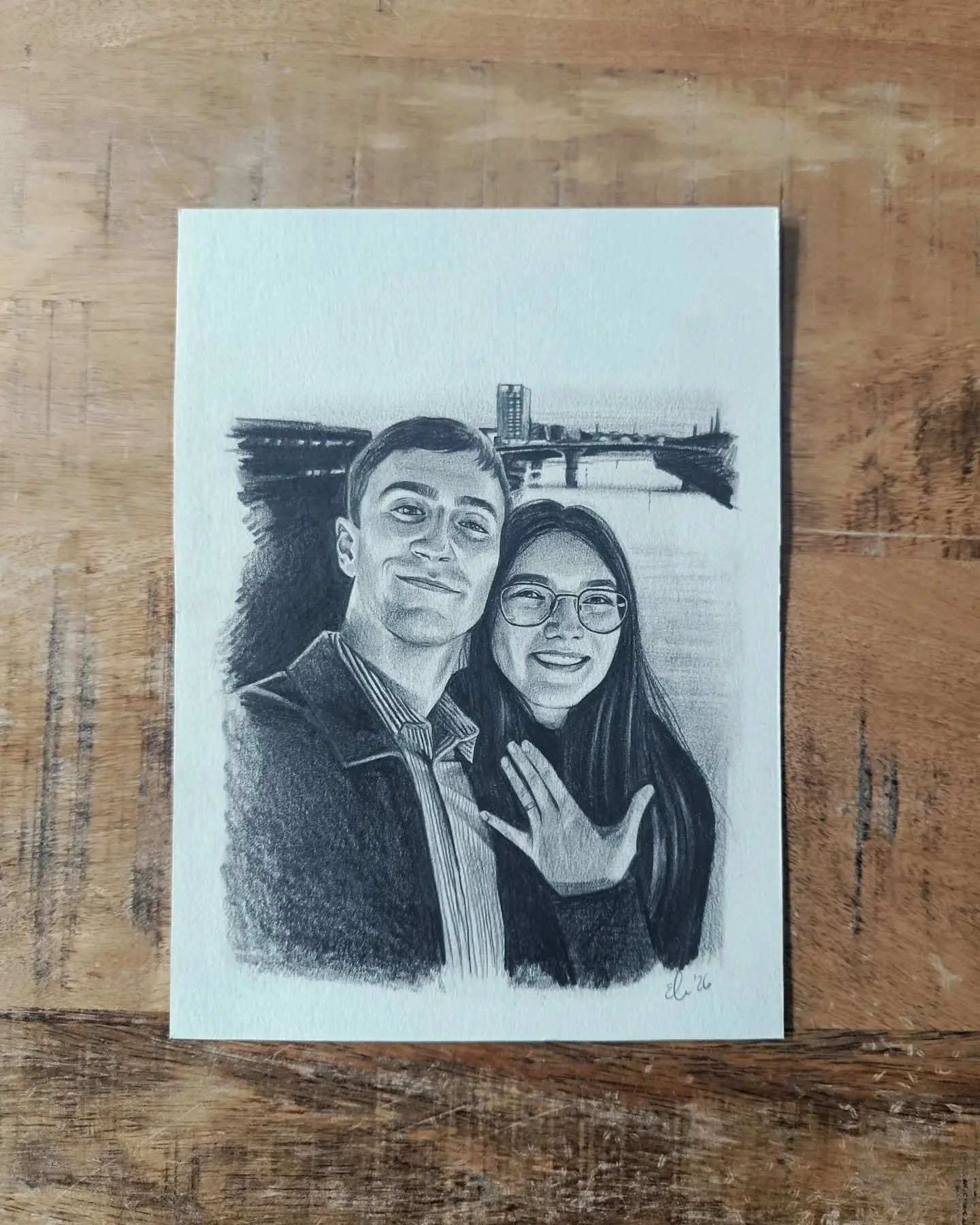 Comission Spotlight #3 

Portrait zur Hochzeit auf A5 (14,8 x 21 cm)

Ein Portrait als Geschenk zur Hochzeit, das an einen besonderen Moment erinnert - die Verlobung! Bei Portraits dieser Gr&ouml;&szlig;e empfehle ich normalerweise den Hintergrund we