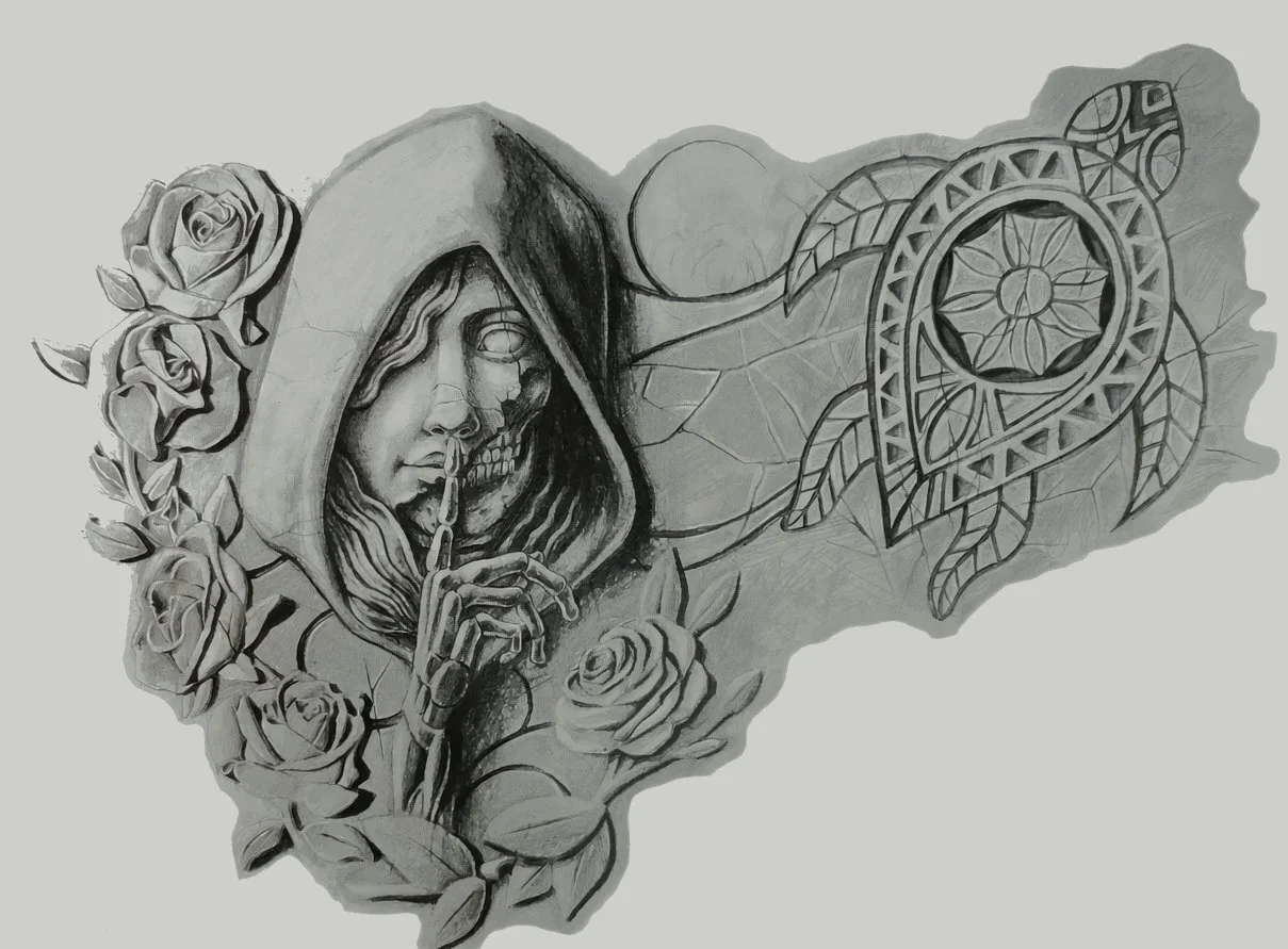 Schwarz-weiß-Tattoo-Design mit einer halb verbrannten weiblichen Figur, die in einer Kapuze steckt, umgeben von Rosen, sowie einem Mandala-ähnlichen Muster auf der rechten Seite.