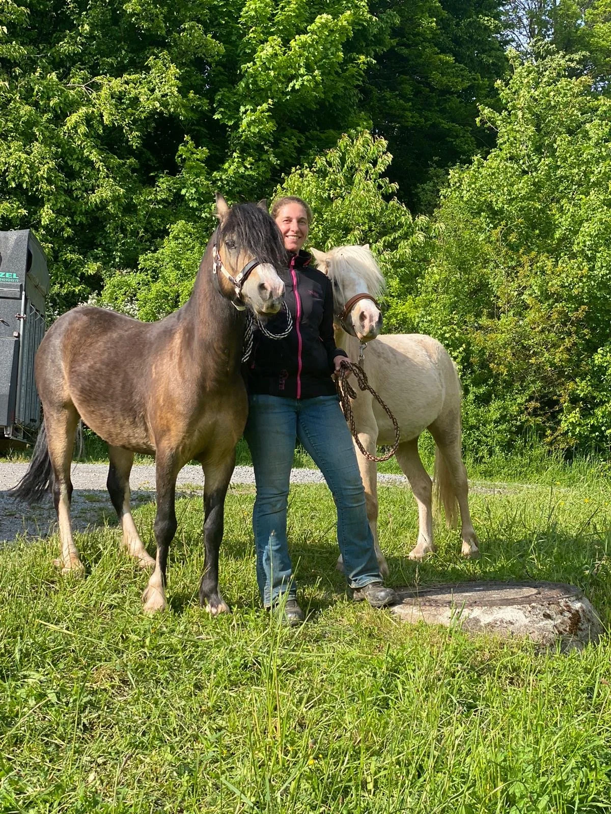Daniela Maier mit zwei Ponys