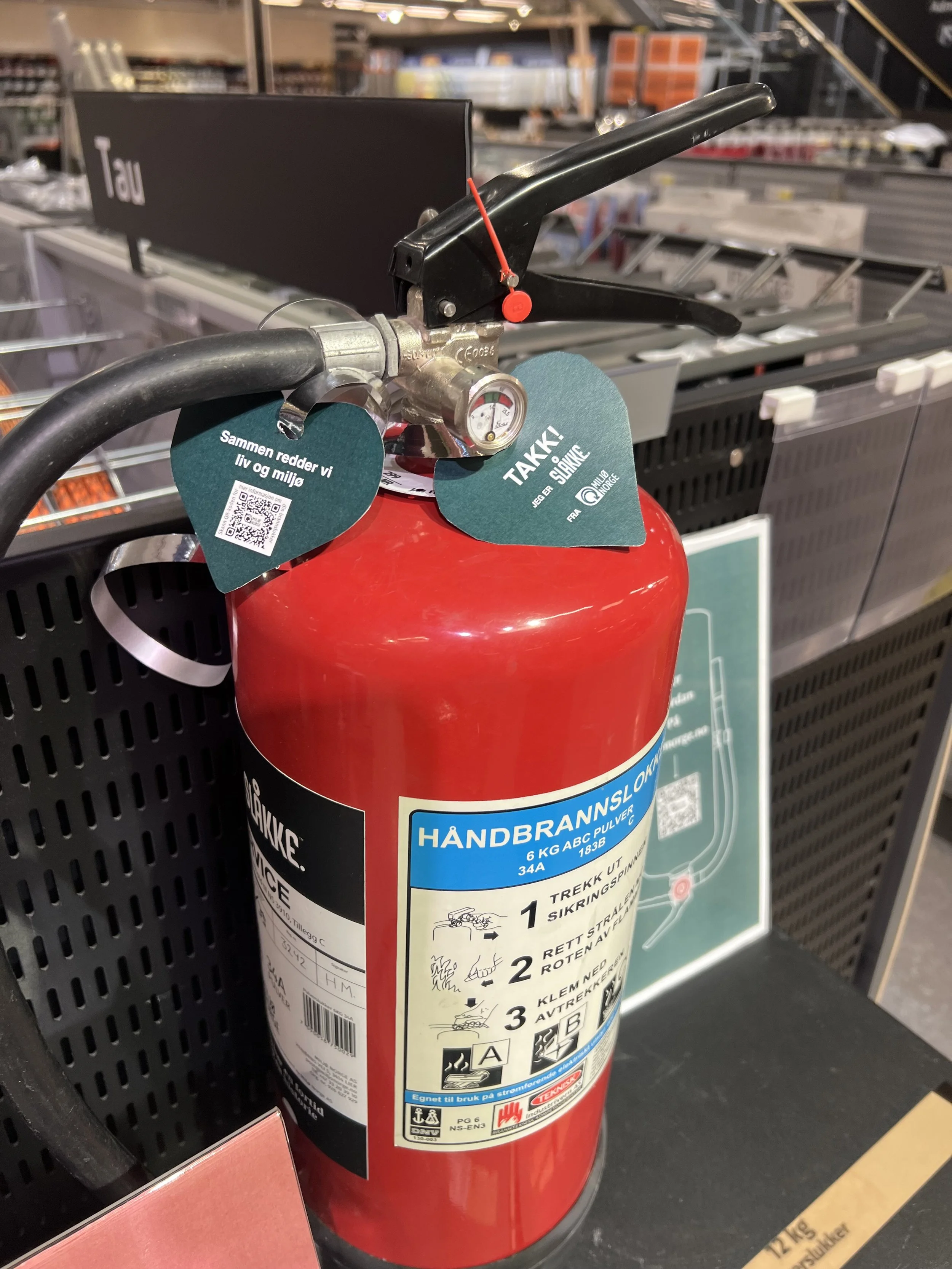 Bilde av “Hjerte” plassert på en ombrukt brannslukker, som er et av Slåkke sine produkter.