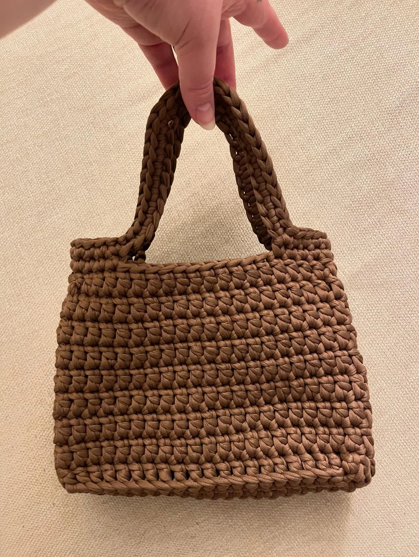 Brown purse :) 

#crochet#crochetpurse#tshirtyarn#tshirtyarnpurse#yarn#crochettok