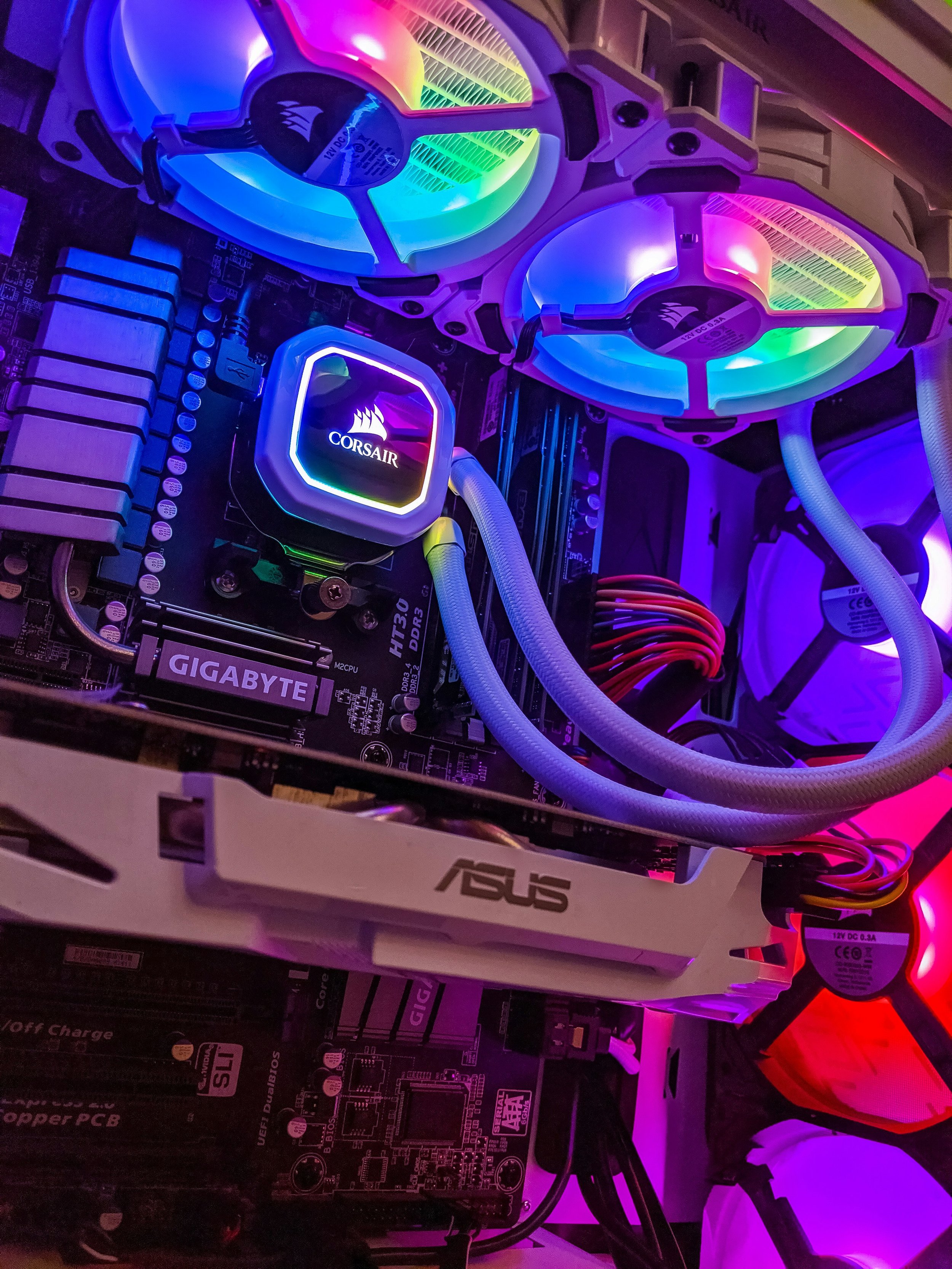 Interne delen van een computer met verlichte RGB-koeling en een moederbord.
