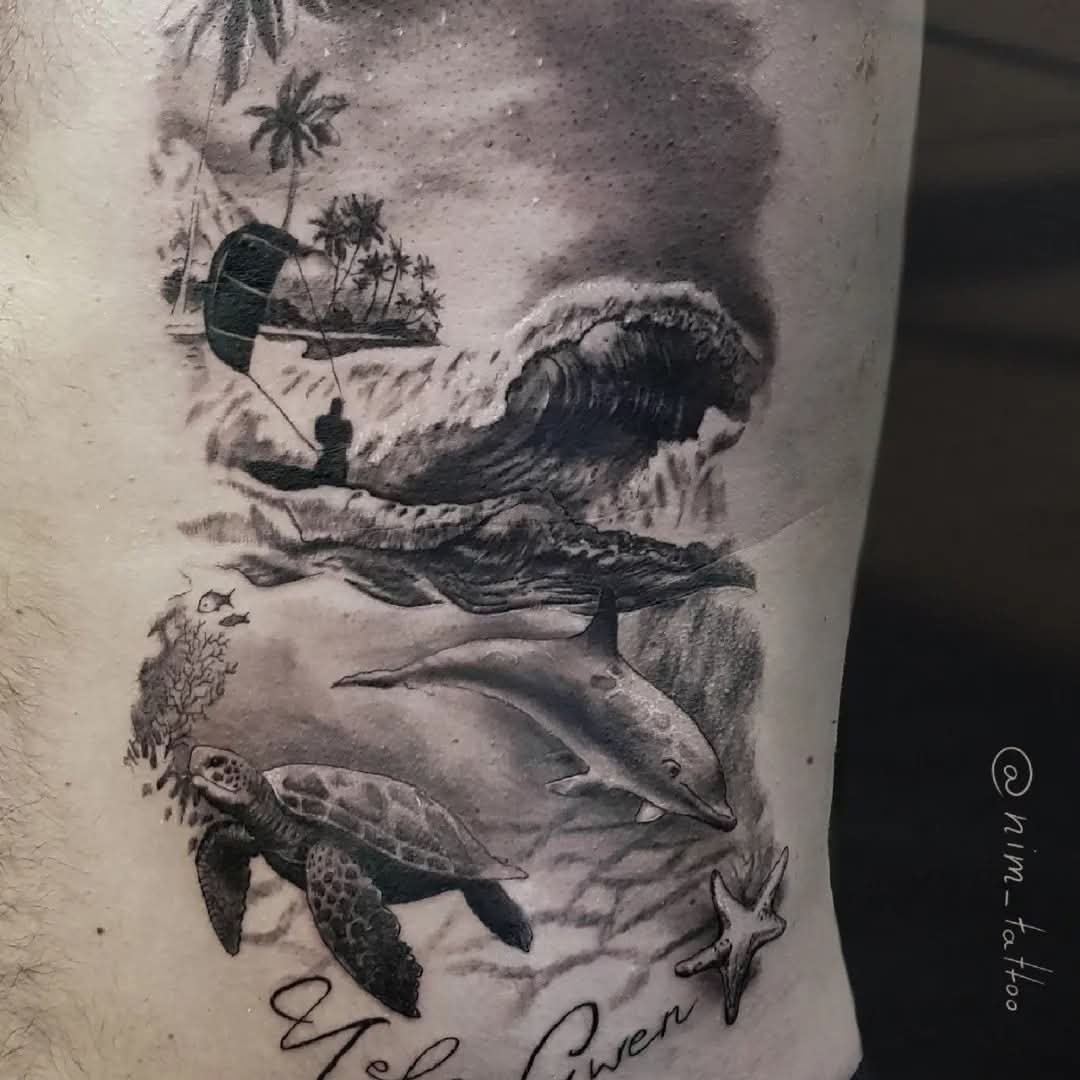 Schwarz-weiß-Tattoo eines Meeresmotivs mit Surfer, Haifisch, Schildkröte, Seestern, Fischen, Palmen und Wellen. Realistisches Tattoo mit Naturmotiv und Wellen  künstlerische Tätowierung von by Nika Nim tattoo Artist in Essen,Dusseldorf