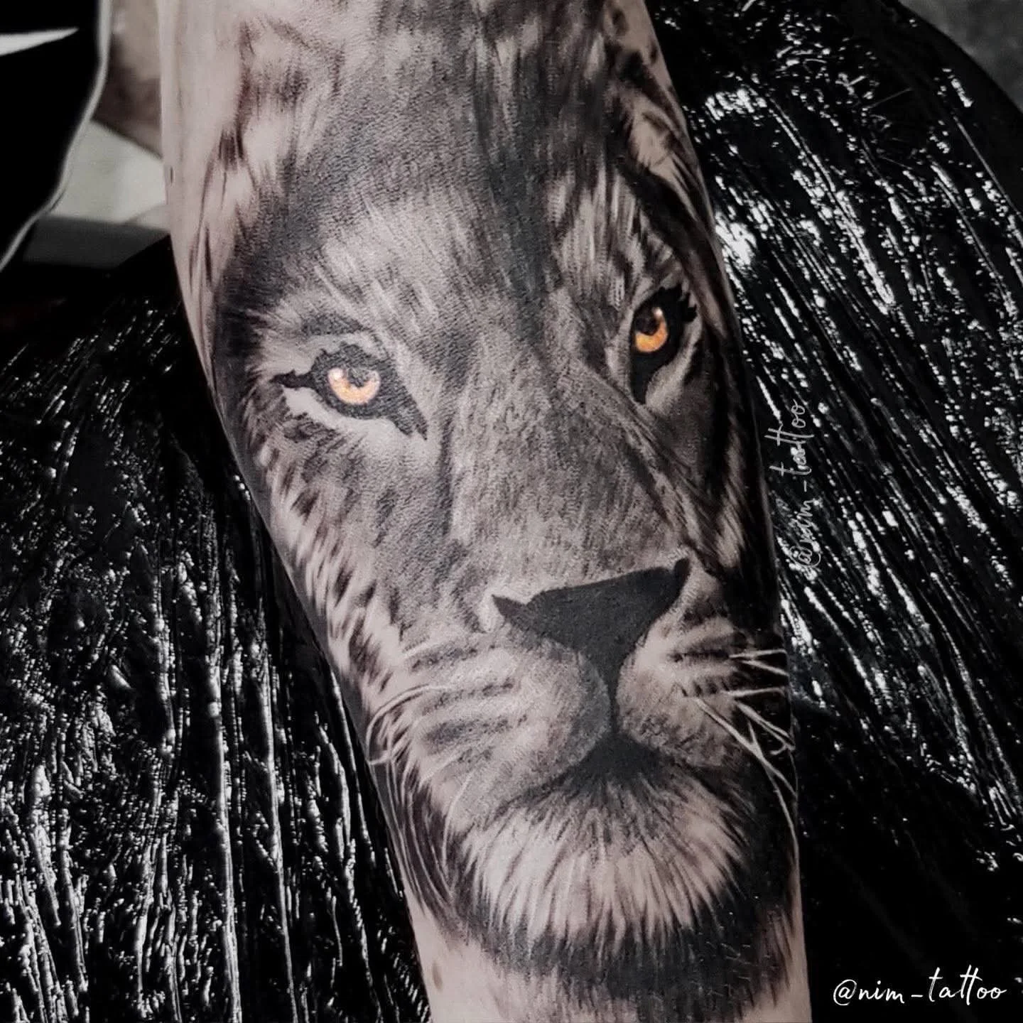 Tattoo eines Löwenkopfes  auf einem Oberarm, schwarz-graues by Nika Nim tattoo Artist in Essen,Dusseldorf
