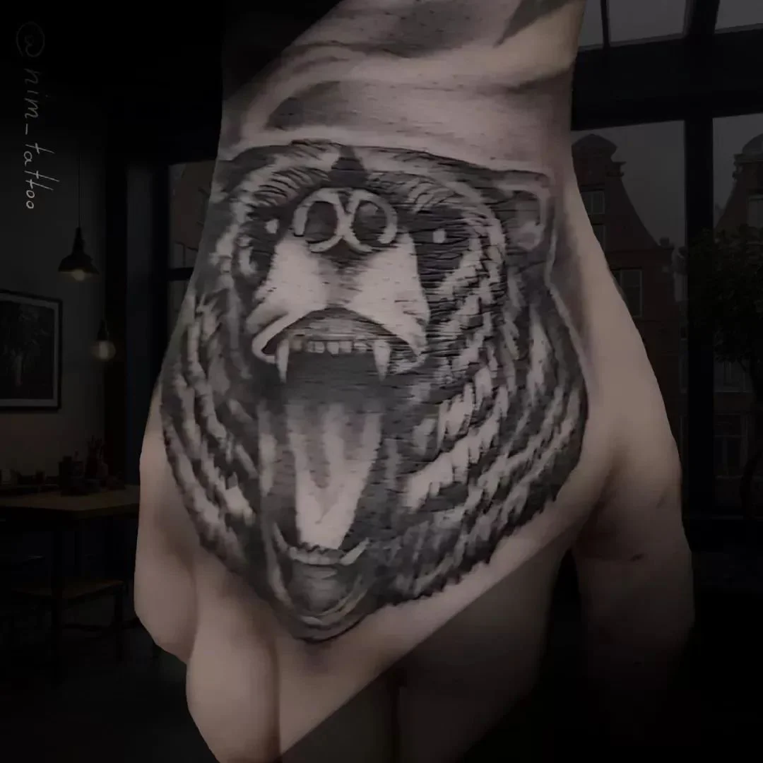 Tattoo schwarz-weiße Kunstlinie, realistisch gestaltet.