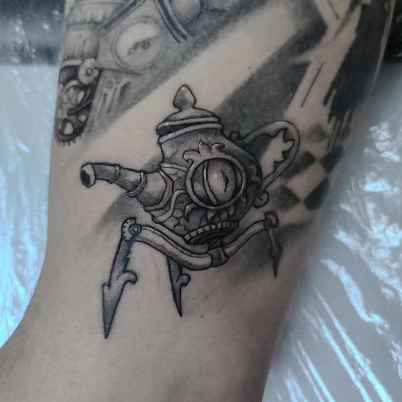 Tattoo eines steampunk-inspirierten Roboters auf der Haut, mit Details wie Schrauben, Rohren und mechanischen Elementen.
