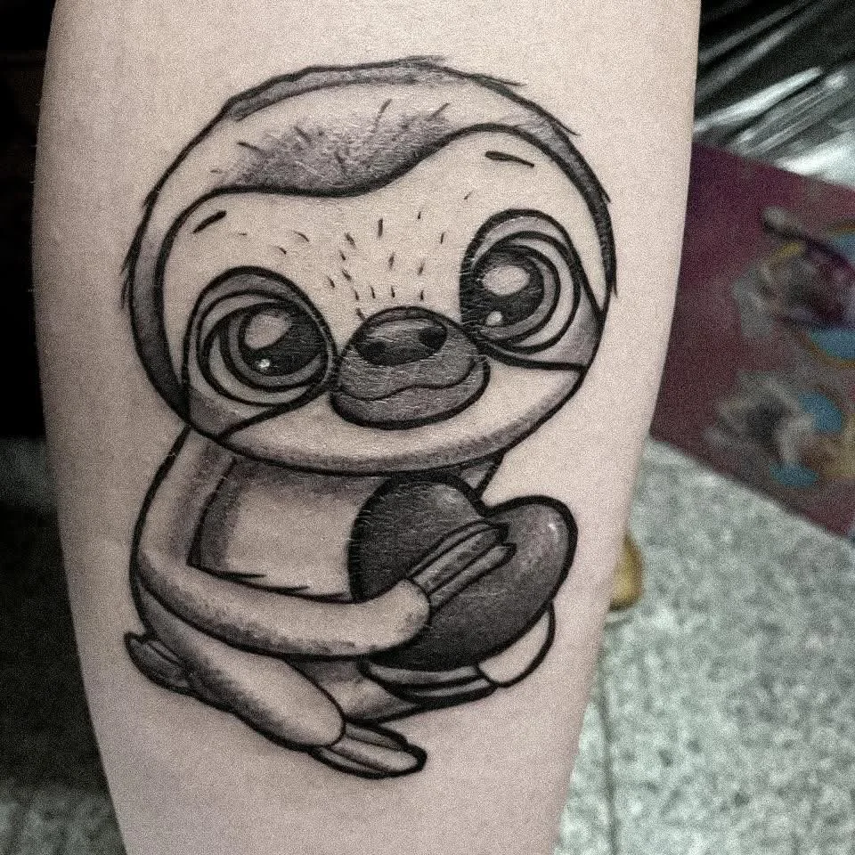 Tattoo eines niedlichen Tieres mit großen Augen, das ein Herz hält.