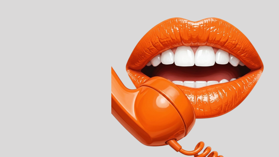 Una boca con labios naranjas y dientes blancos, sujetando un teléfono de línea naranja.