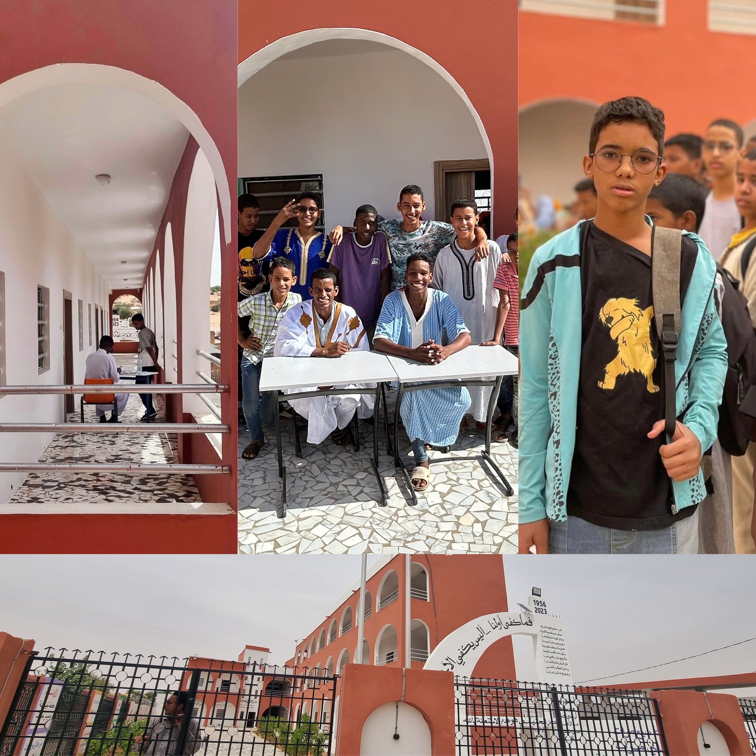 Une façade d'un bâtiment de couleur orange avec des arches blanches. Devant le bâtiment, il y a une clôture noire avec des barres blanches. À l'intérieur du bâtiment, un groupe de jeunes hommes souriants pose pour la photographie. Sur un panneau en bas à droite, il y a un texte en arabe avec des dates 1956-2023.