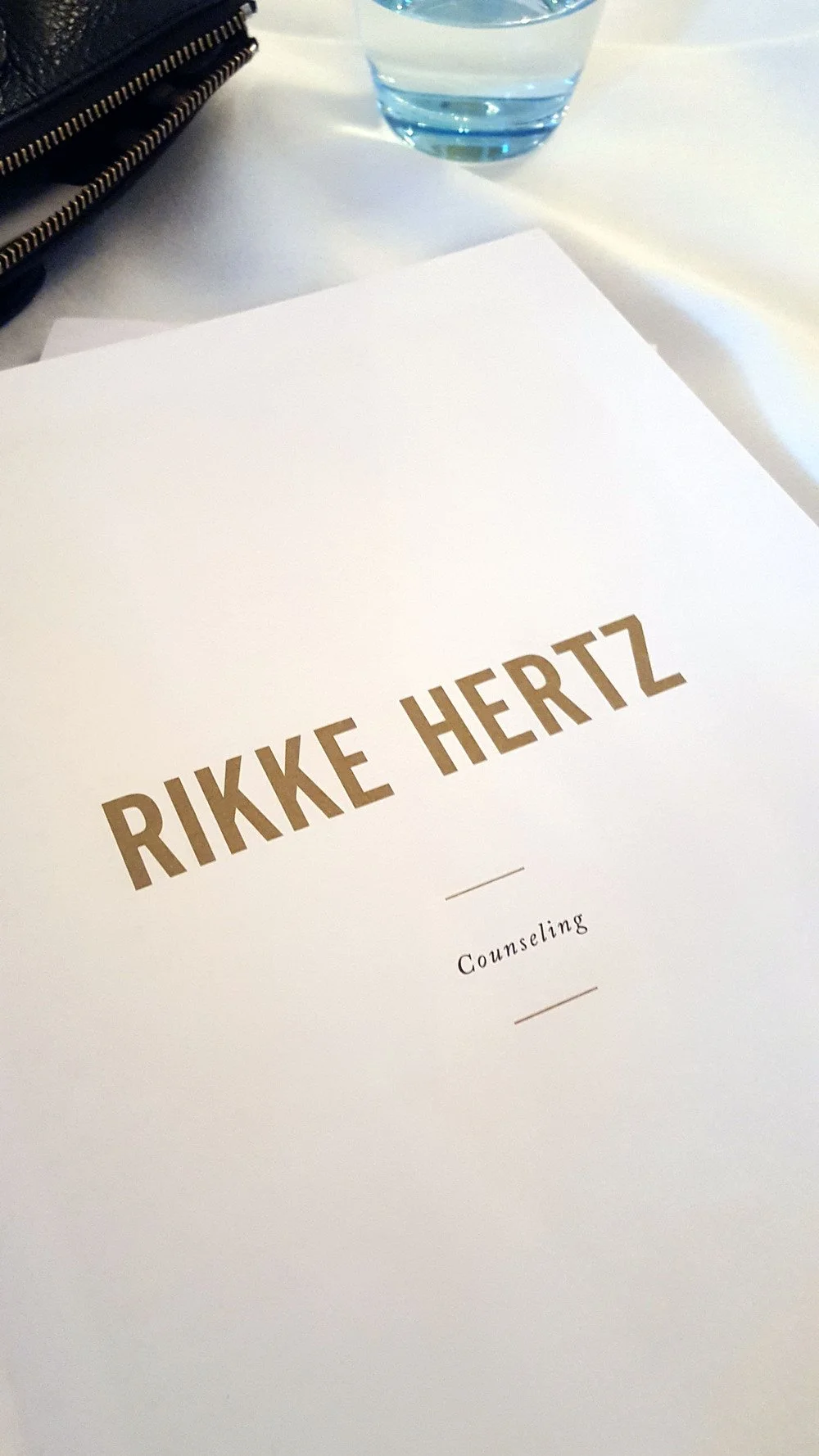 Jean Rikke Gorel har Uddannelser og masterclasses inden for healing, clairvoyance, lederskab, personlig udvikling, cirkelarbejde og energetisk transformation. Alle uddannelser er taget hos Rikke Hertz.
