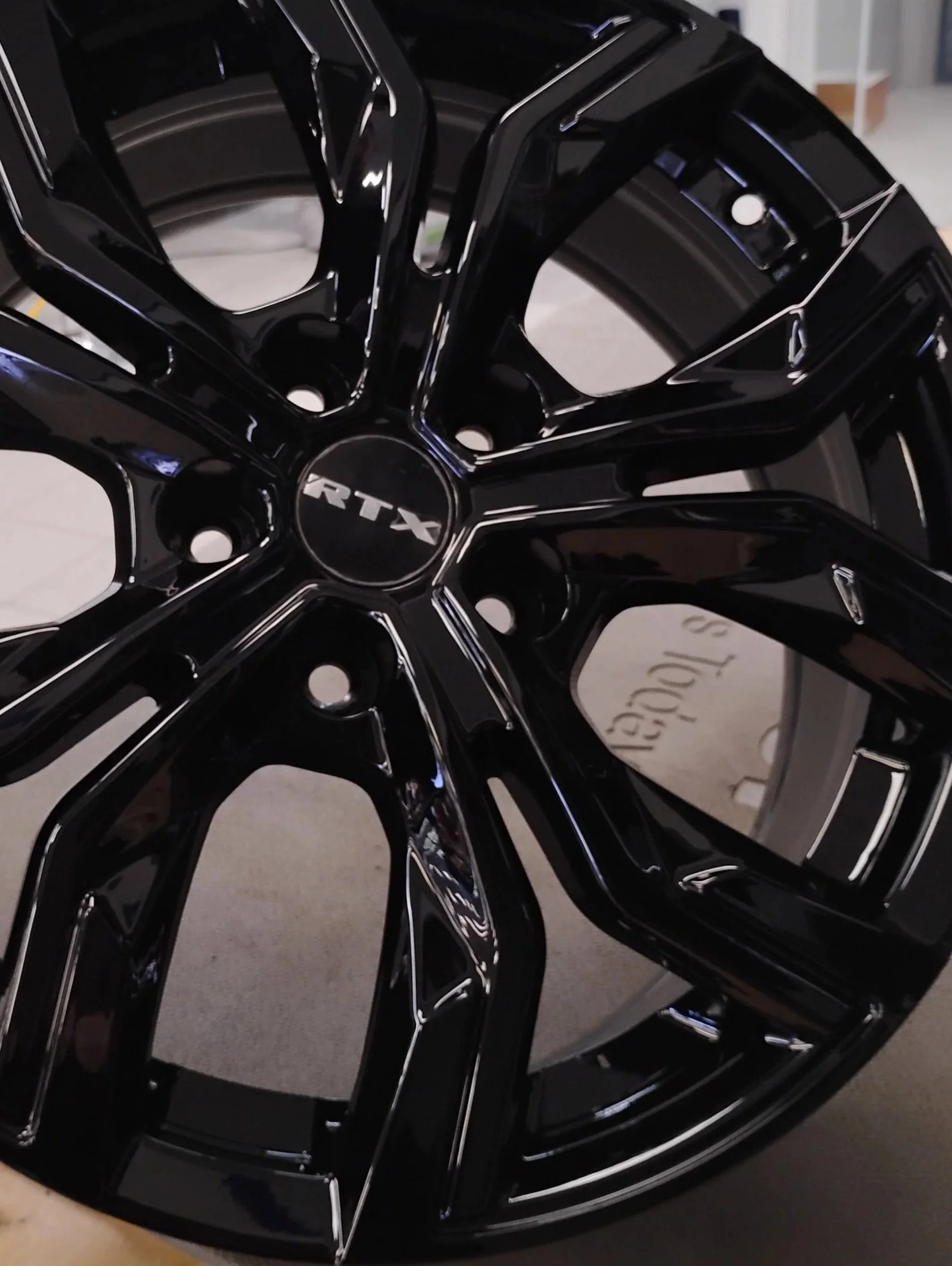 Une roue de voiture noire en alliage, de marque RTRX.