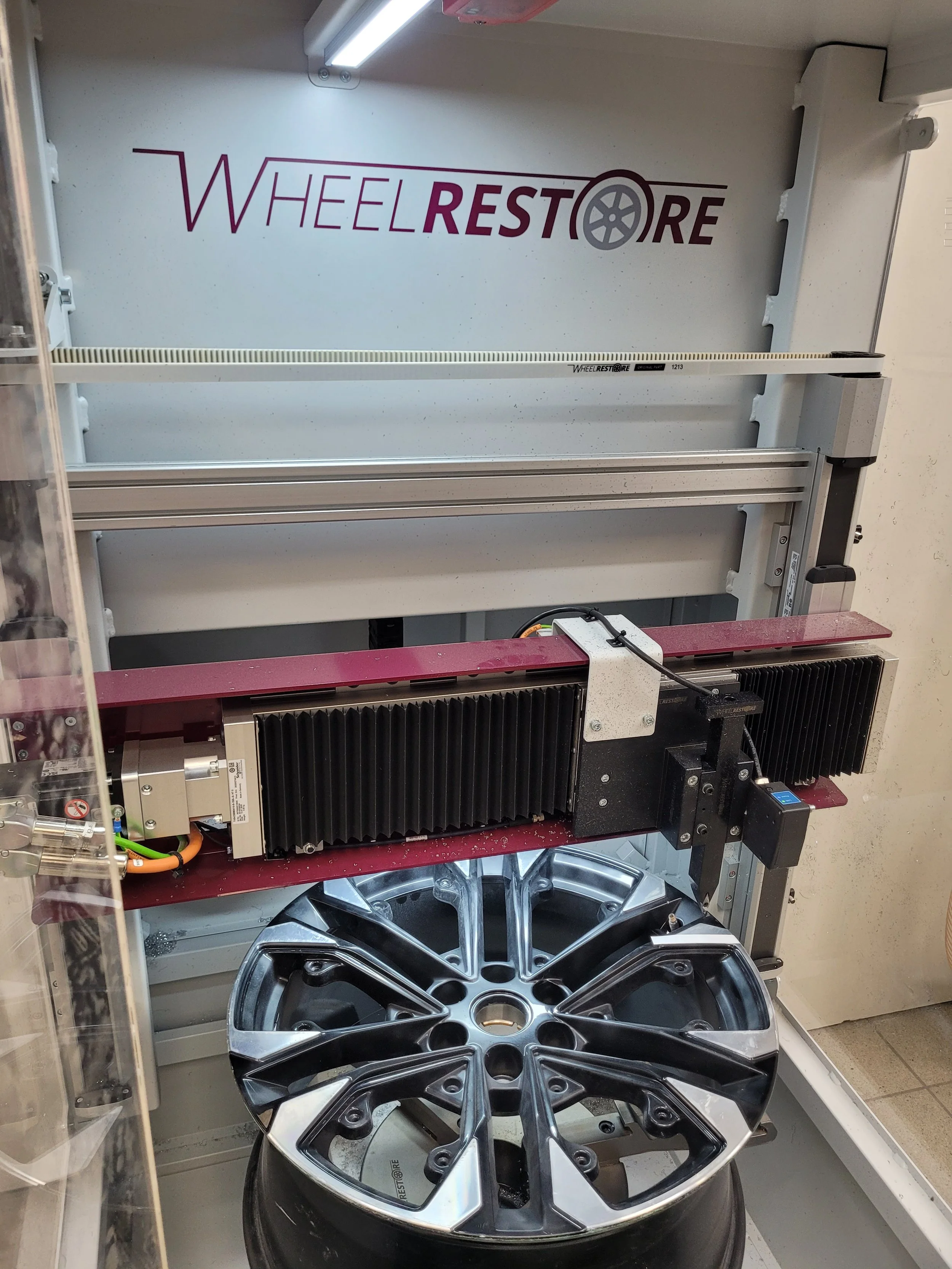 Roue en réparation dans une de nos machine Wheelrestore chez Jantes Solutions
