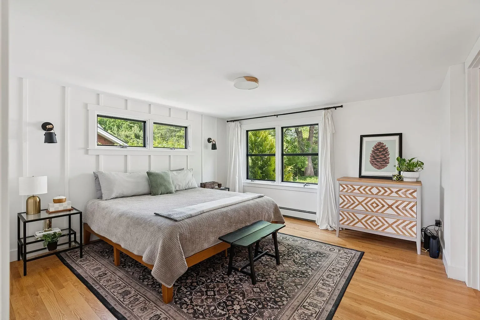 27-lake-bedroom.webp