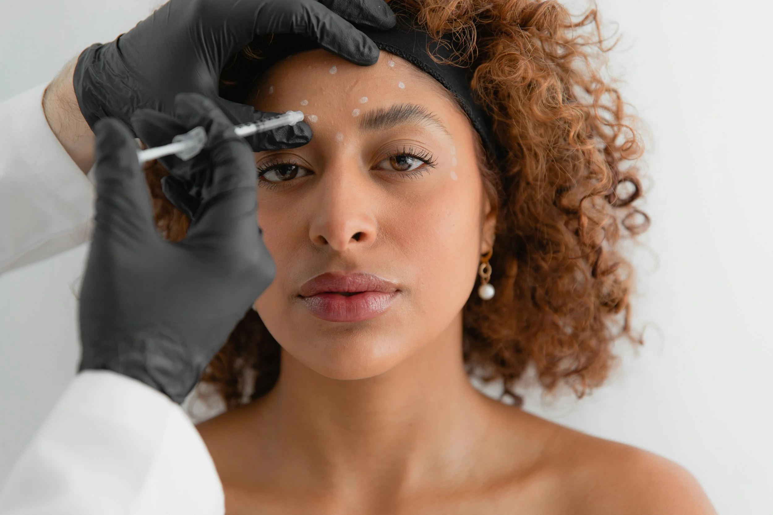 femme allongées qui est en train de recevoir des injections de botox
