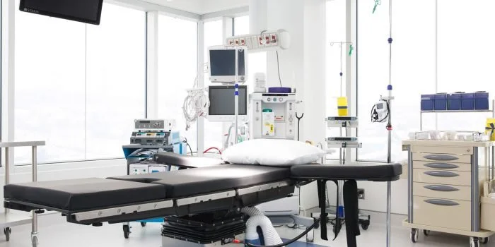 Bloc opératoire avec un lit et du materiel d'opération
