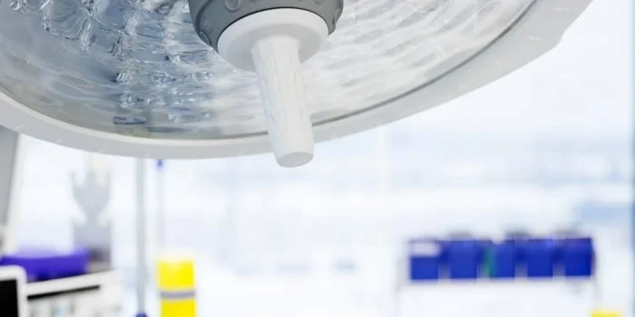 Lampe de bloc opératoire avec intervention de chirurgie esthétique