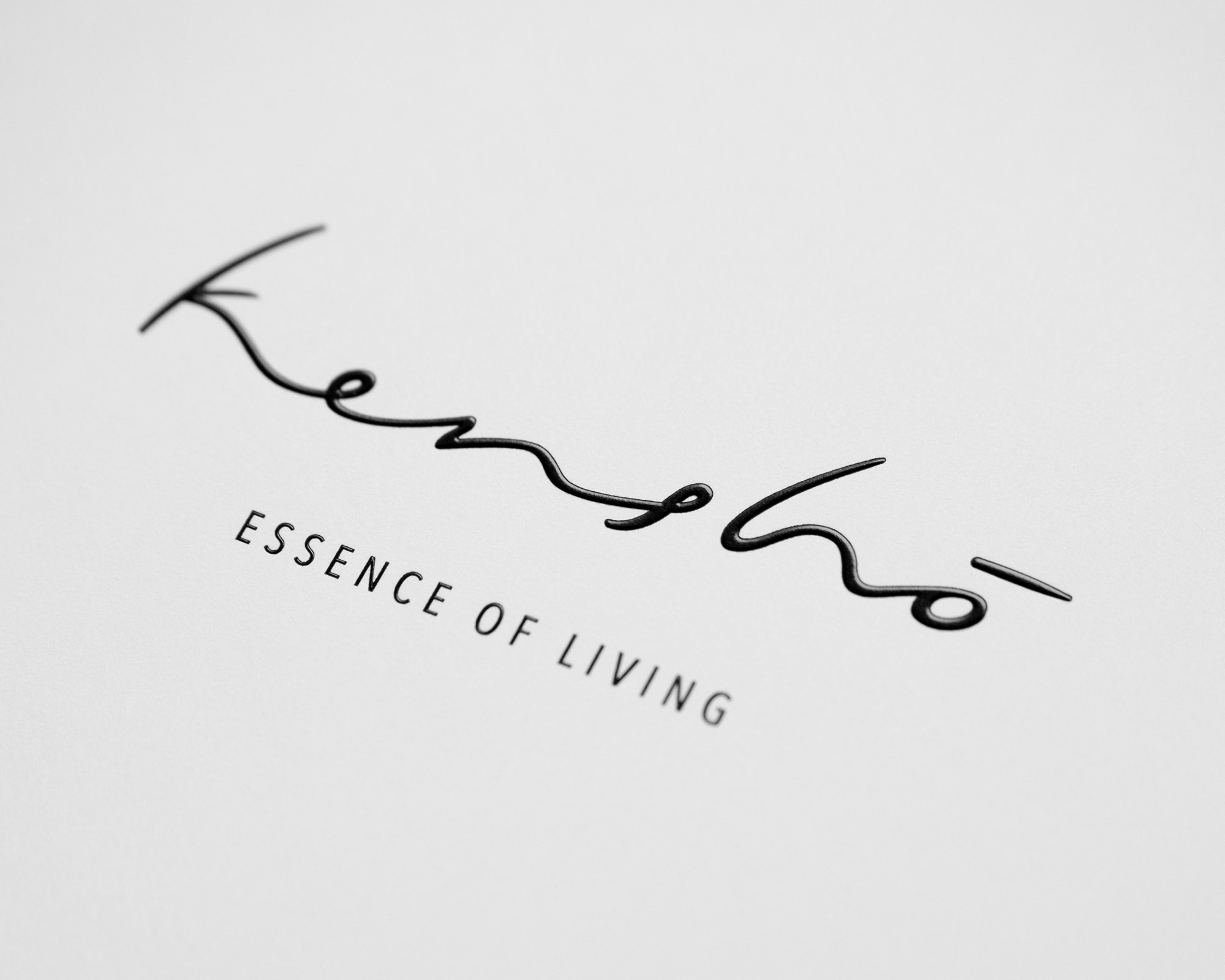 Schriftzug mit den Worten "The essence of living" auf weißem Hintergrund
